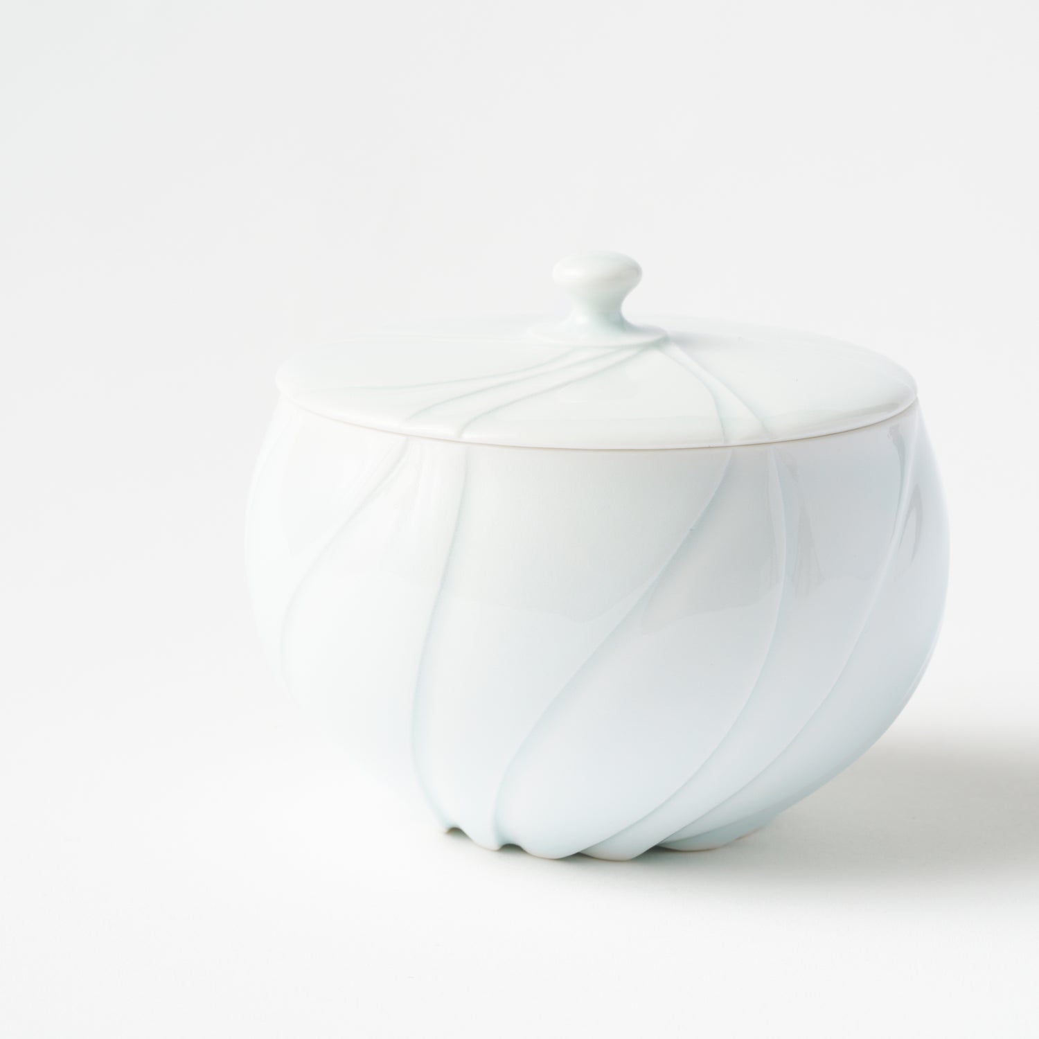 Swayed Carving Container / Hiroshi Taruta