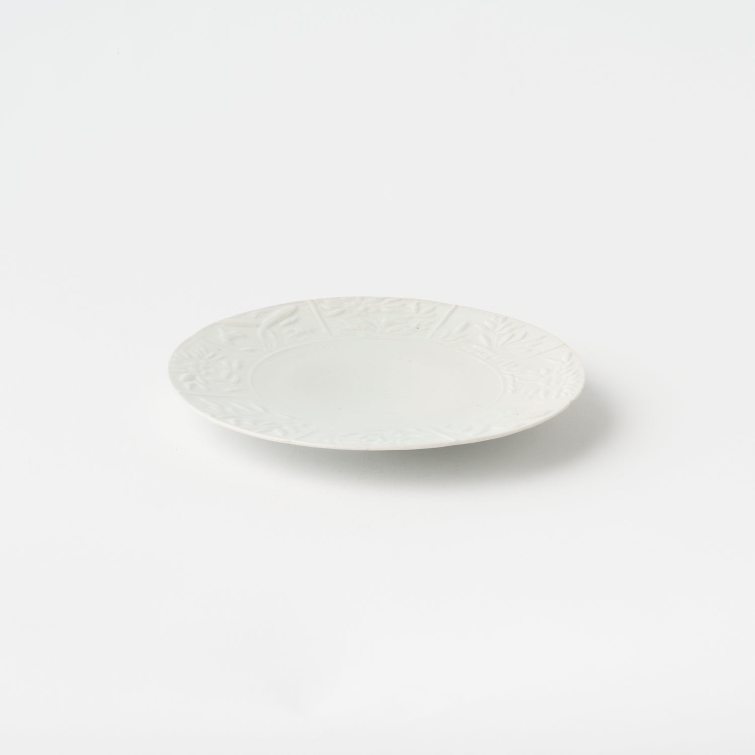 White Porcelain Botanical Katauchi Flower-shaped Plate (16.5cm)