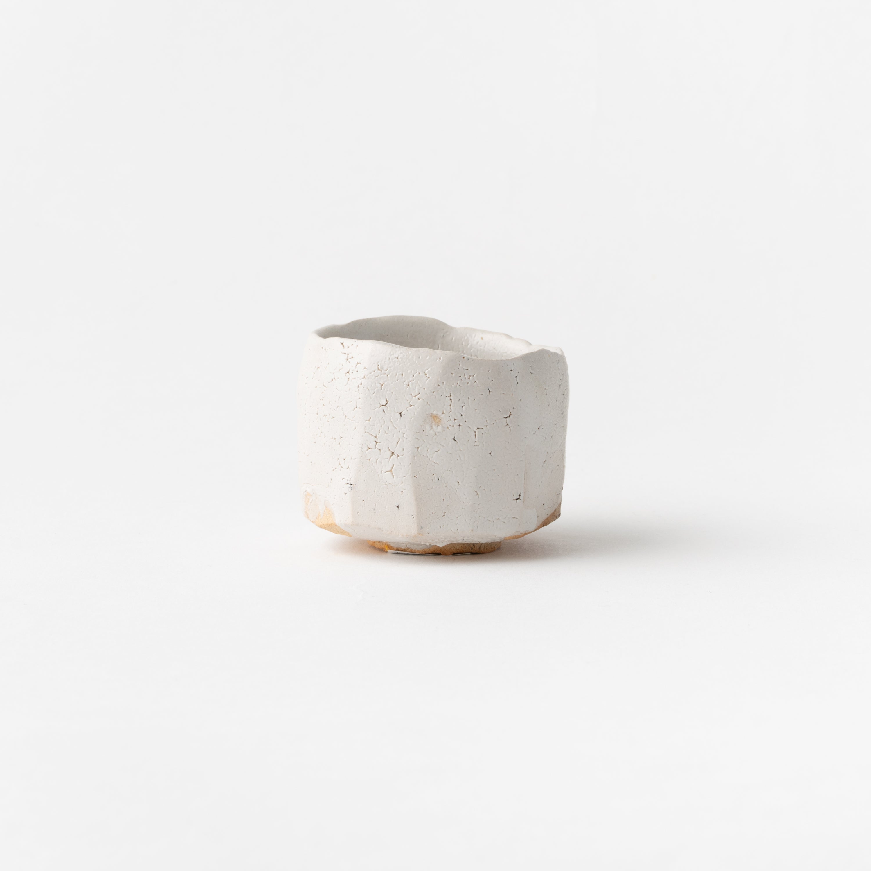 No.7 White Karatsu Faceted Sake Cup / Raizan Yasunaga
