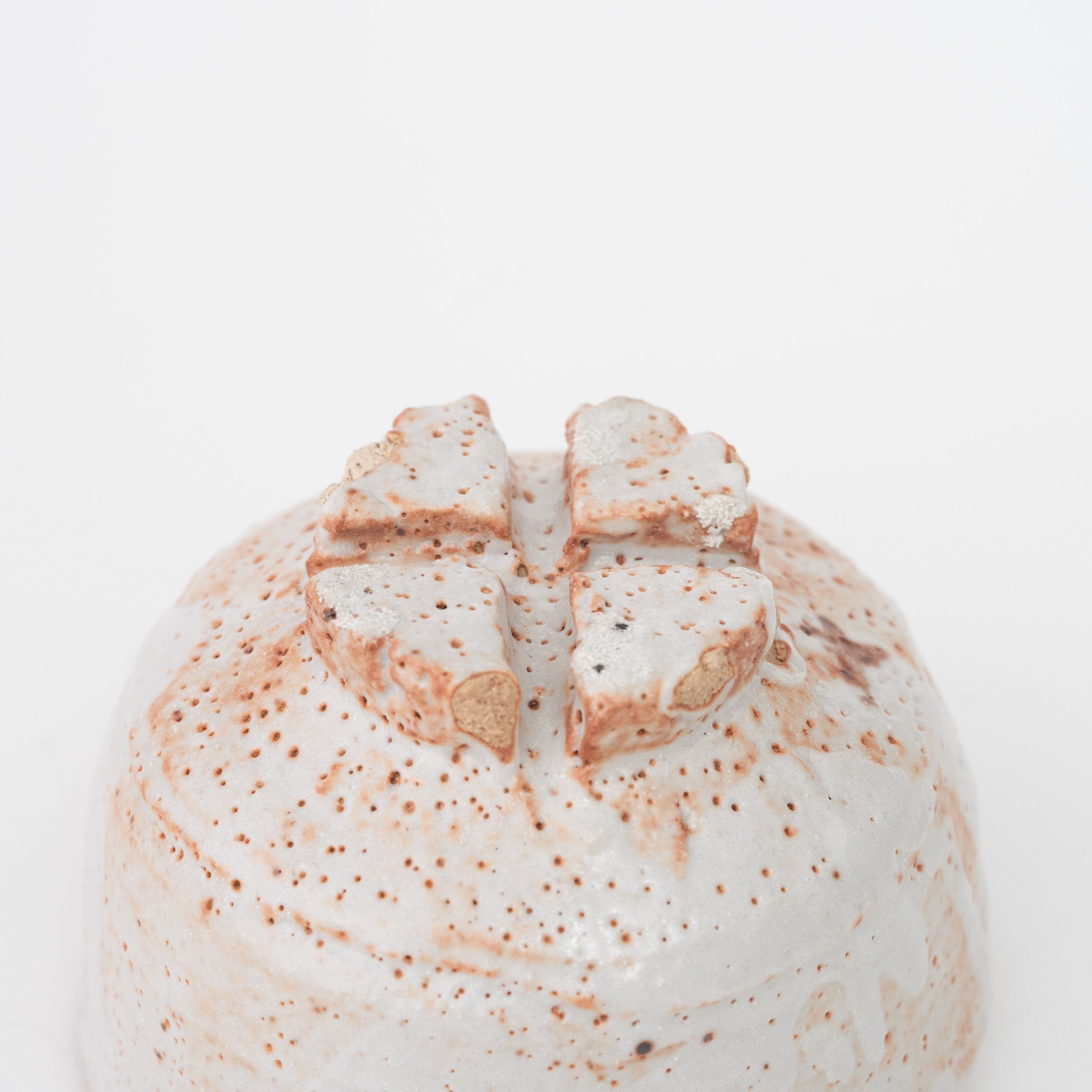 Shino Split Footed Tea Bowl / Hideki Yanashita