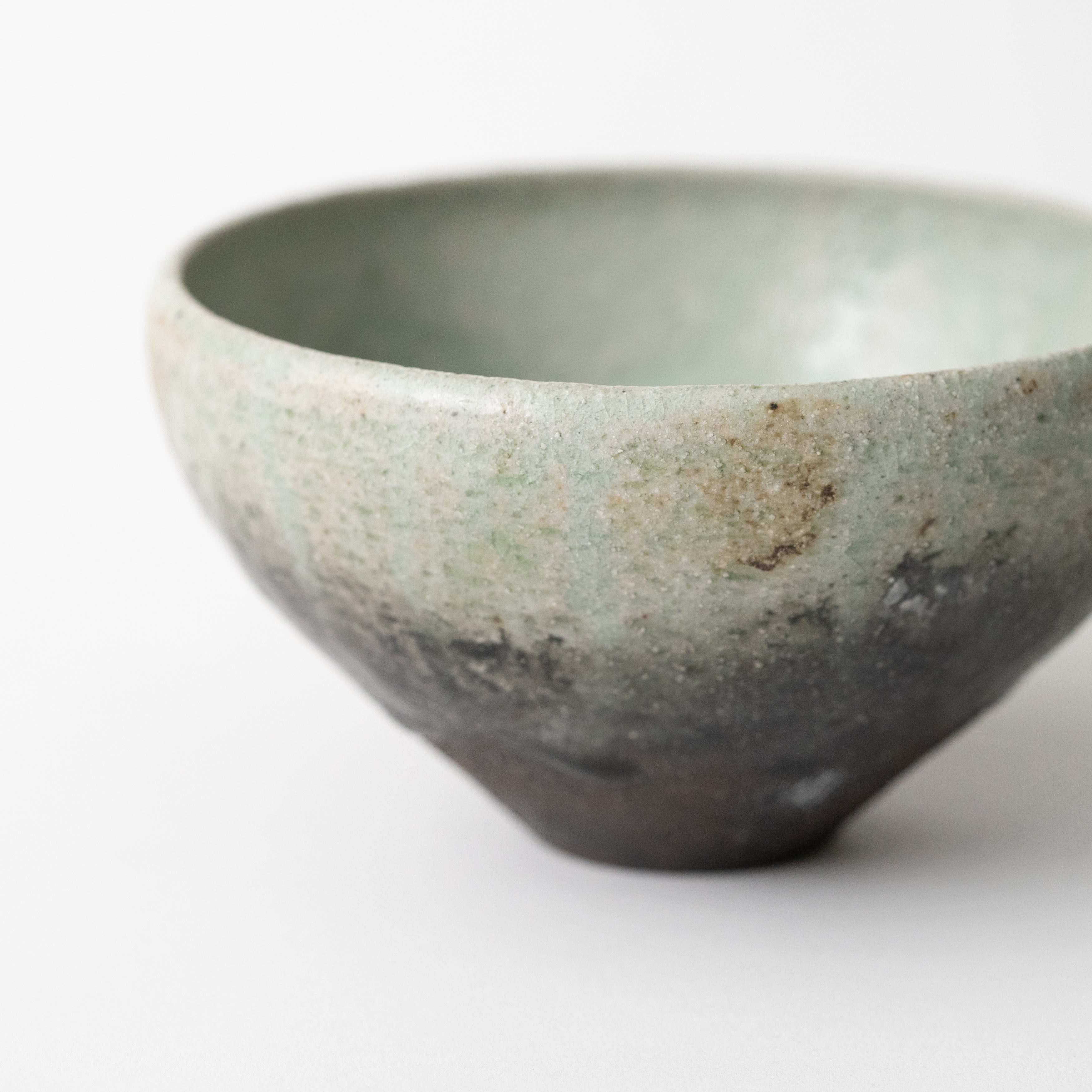Ash Glaze Round Tea Bowl / Eijiro Tokunaga