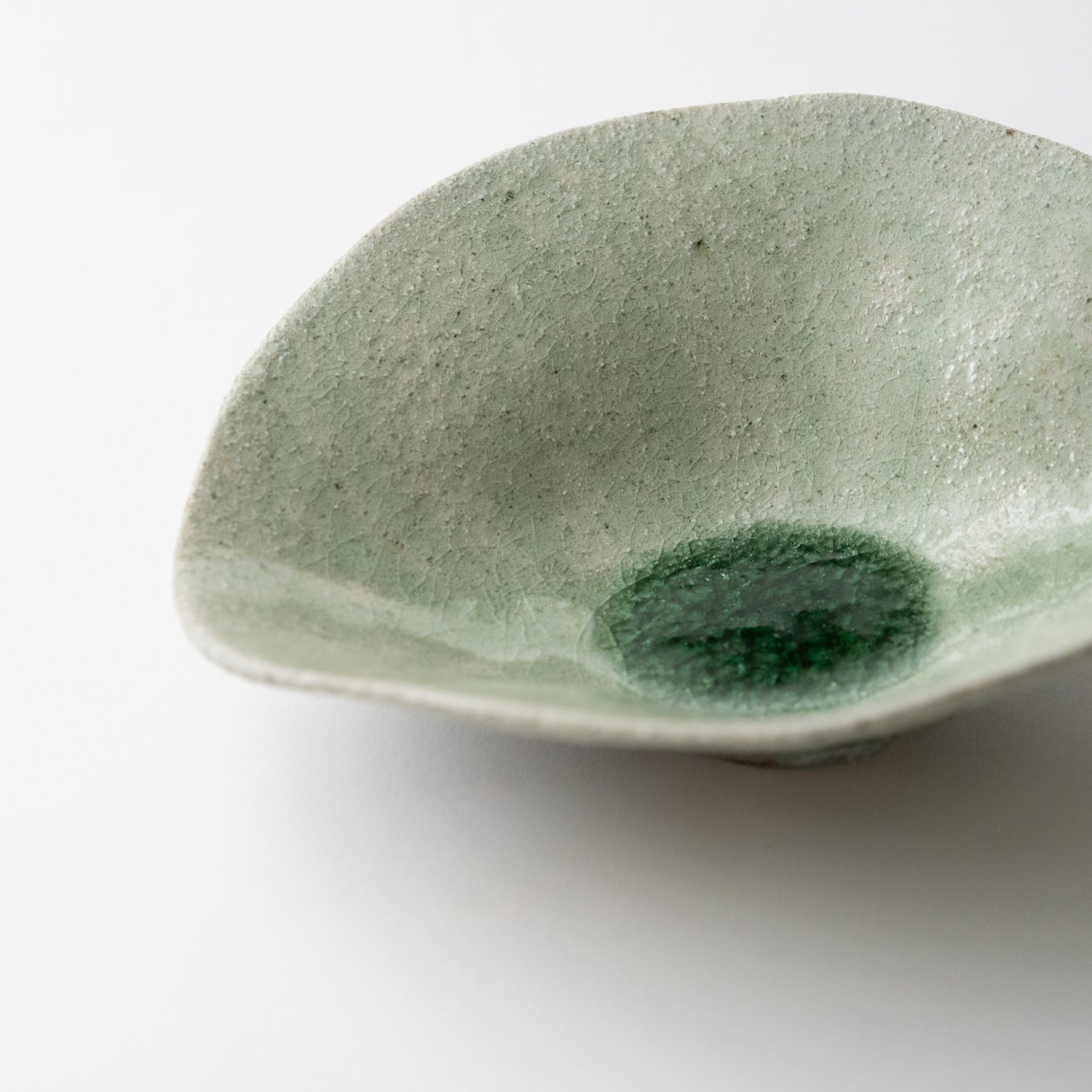 Ash Glaze Flower-Shaped Bowl (A) / Eijiro Tokunaga
