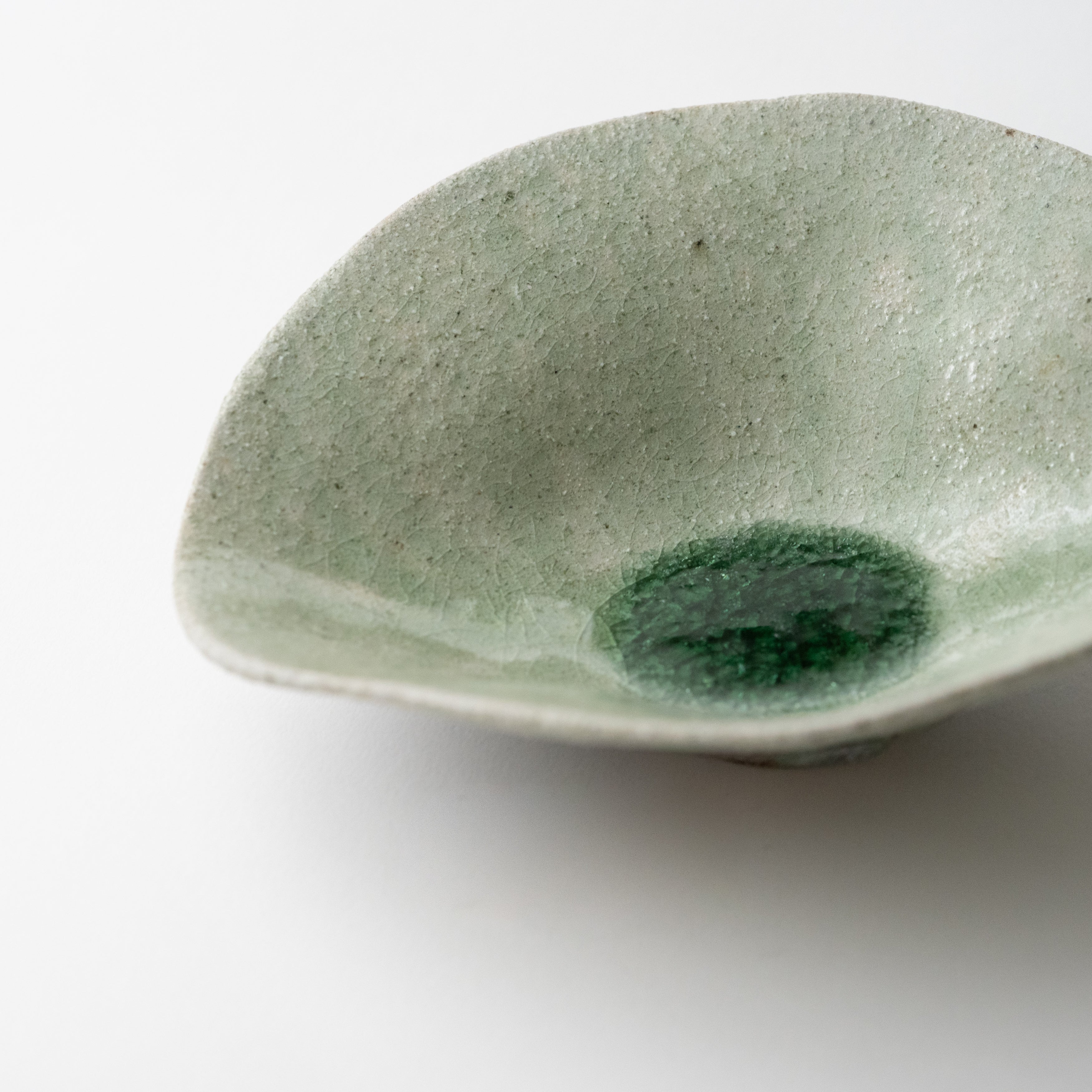 Ash Glaze Flower-Shaped Bowl (A) / Eijiro Tokunaga