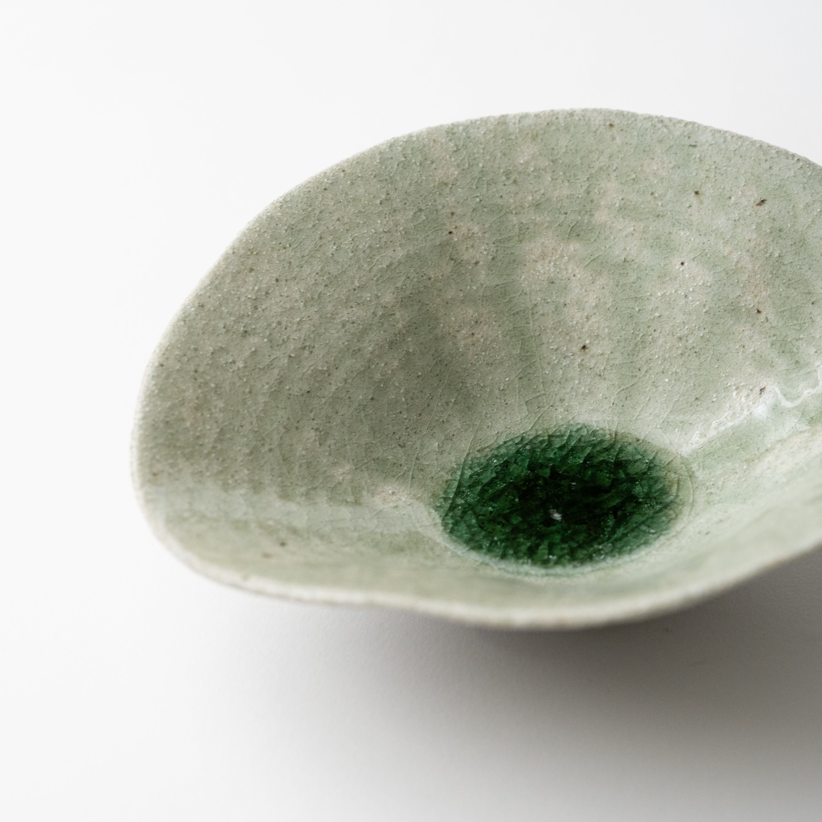 Ash Glaze Flower-Shaped Bowl (B) / Eijiro Tokunaga