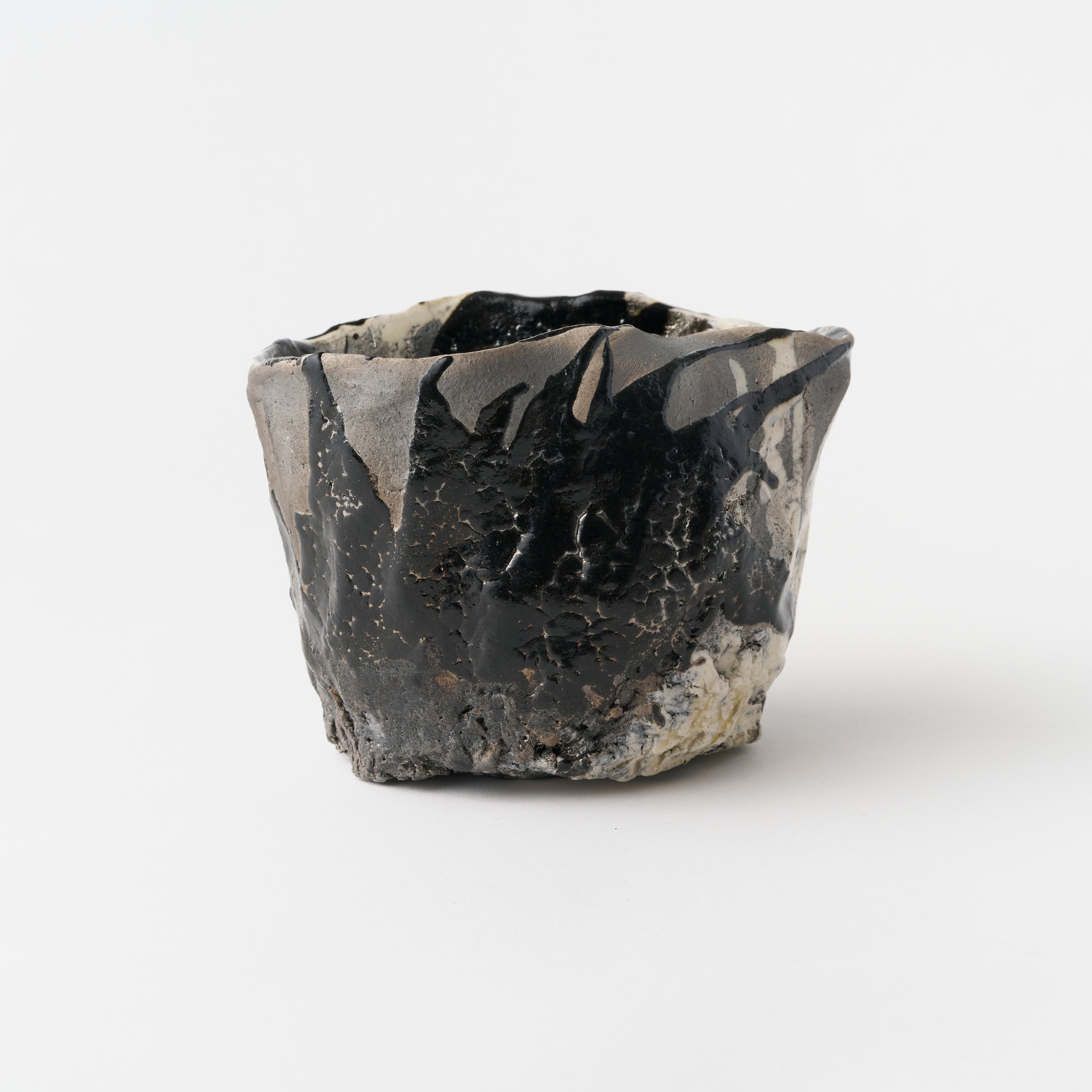 No.16 Black Oribe Tea Bowl in Wooden Box 1 / Makoto Yamaguchi