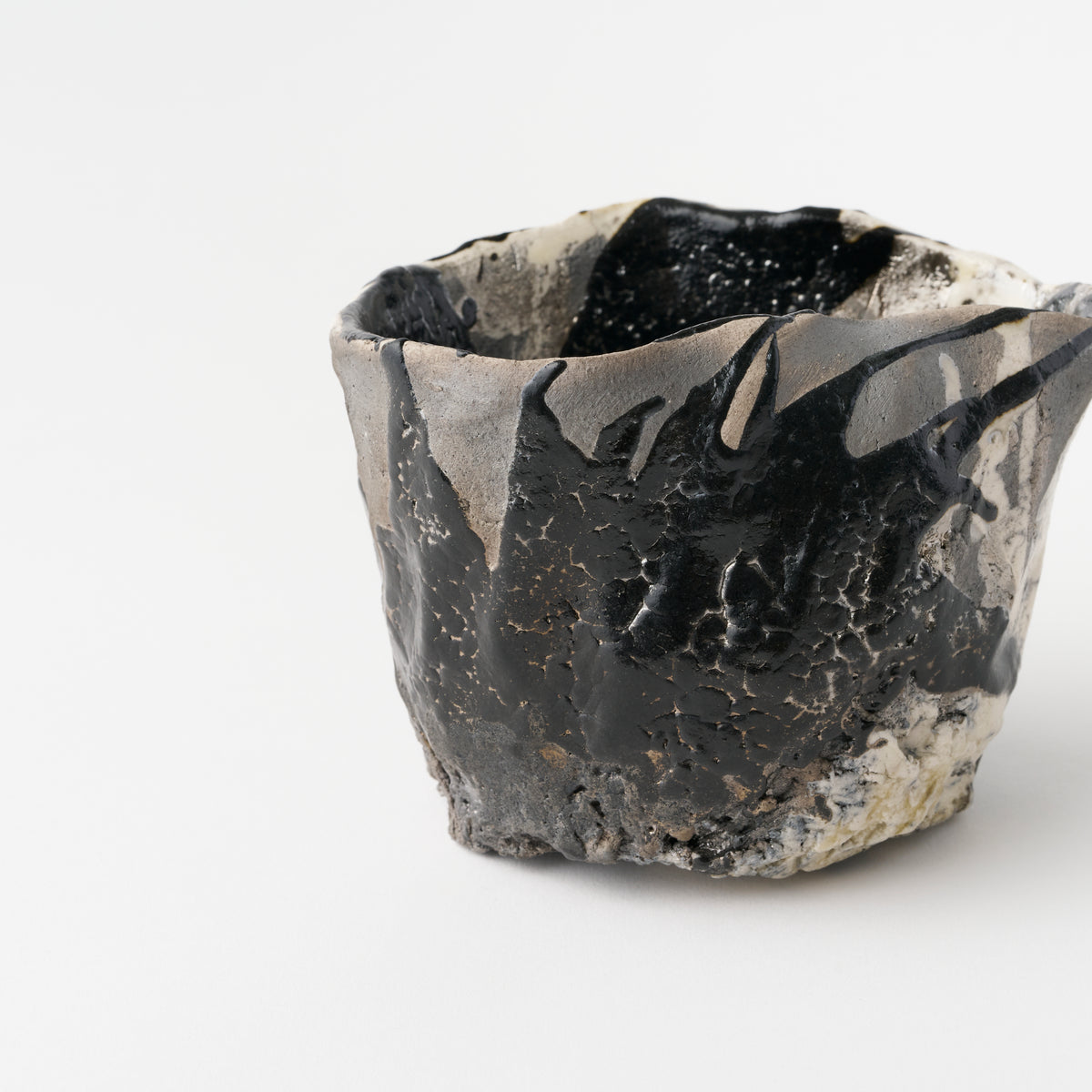 No.16 Black Oribe Tea Bowl in Wooden Box 1 / Makoto Yamaguchi