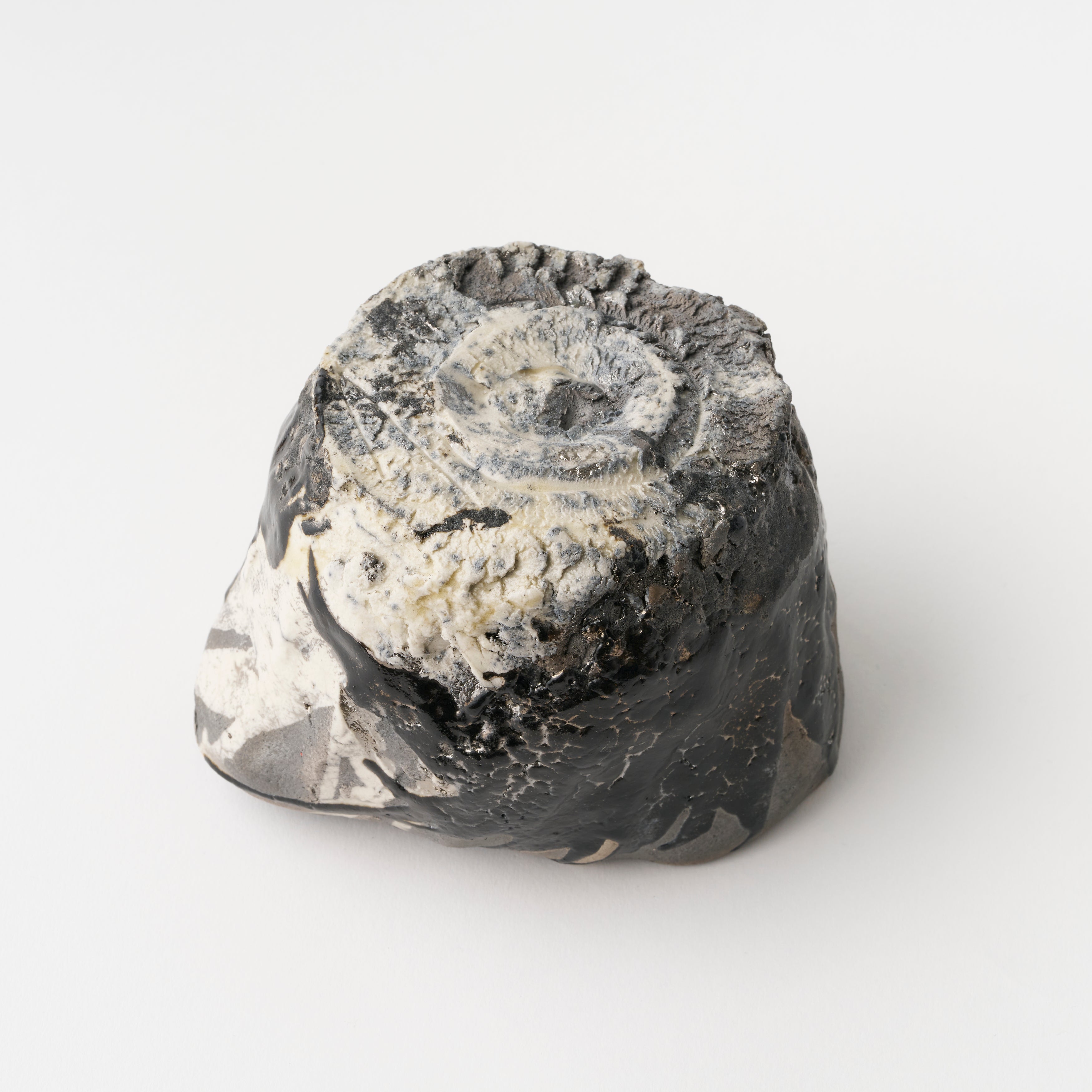 No.16 Black Oribe Tea Bowl in Wooden Box 1 / Makoto Yamaguchi