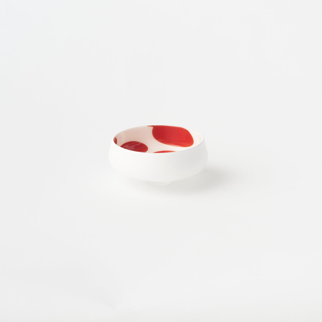 Shallow Sake Cup (White &amp; Red) / Ryo Sekino