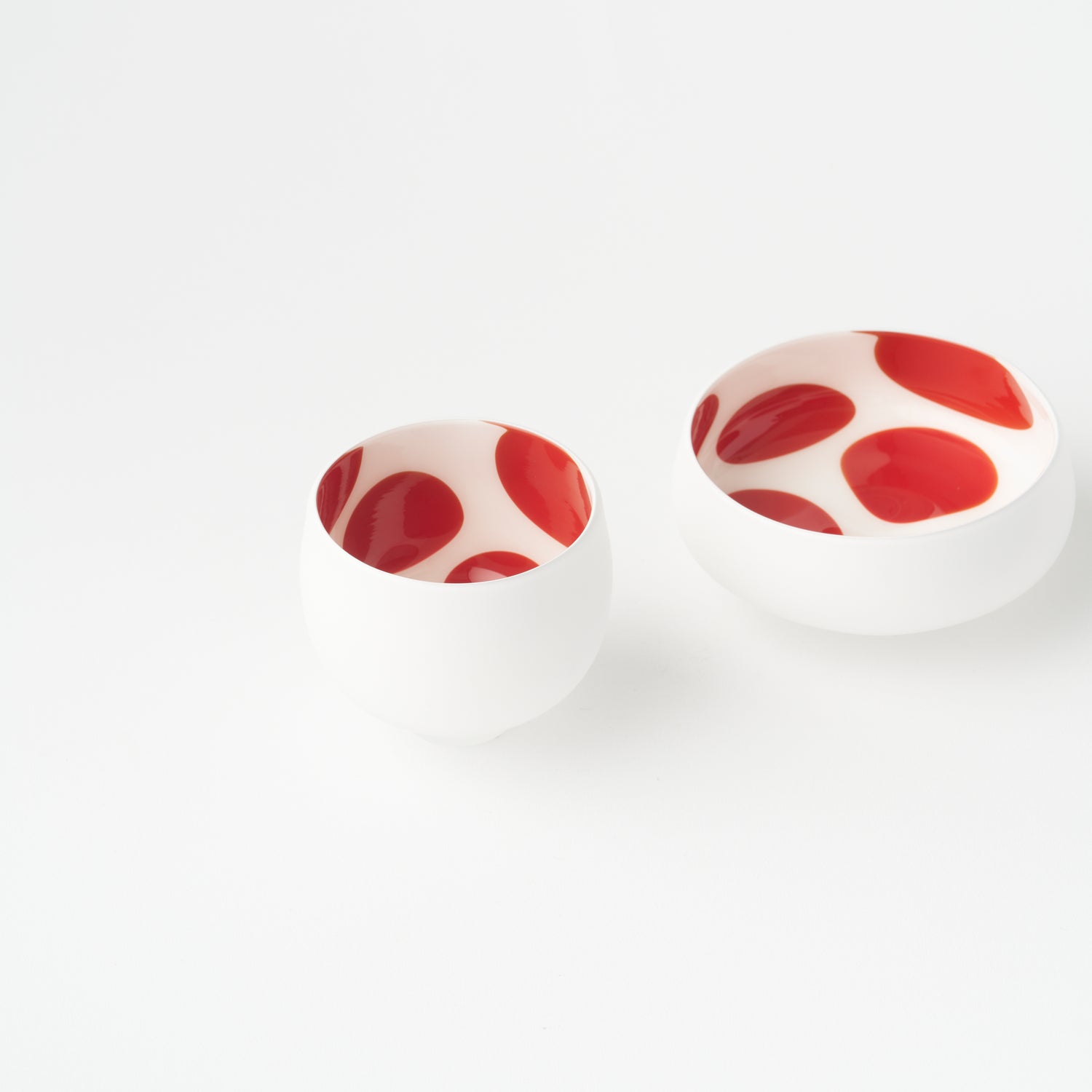 Round Sake Cup (White &amp; Red) / Ryo Sekino