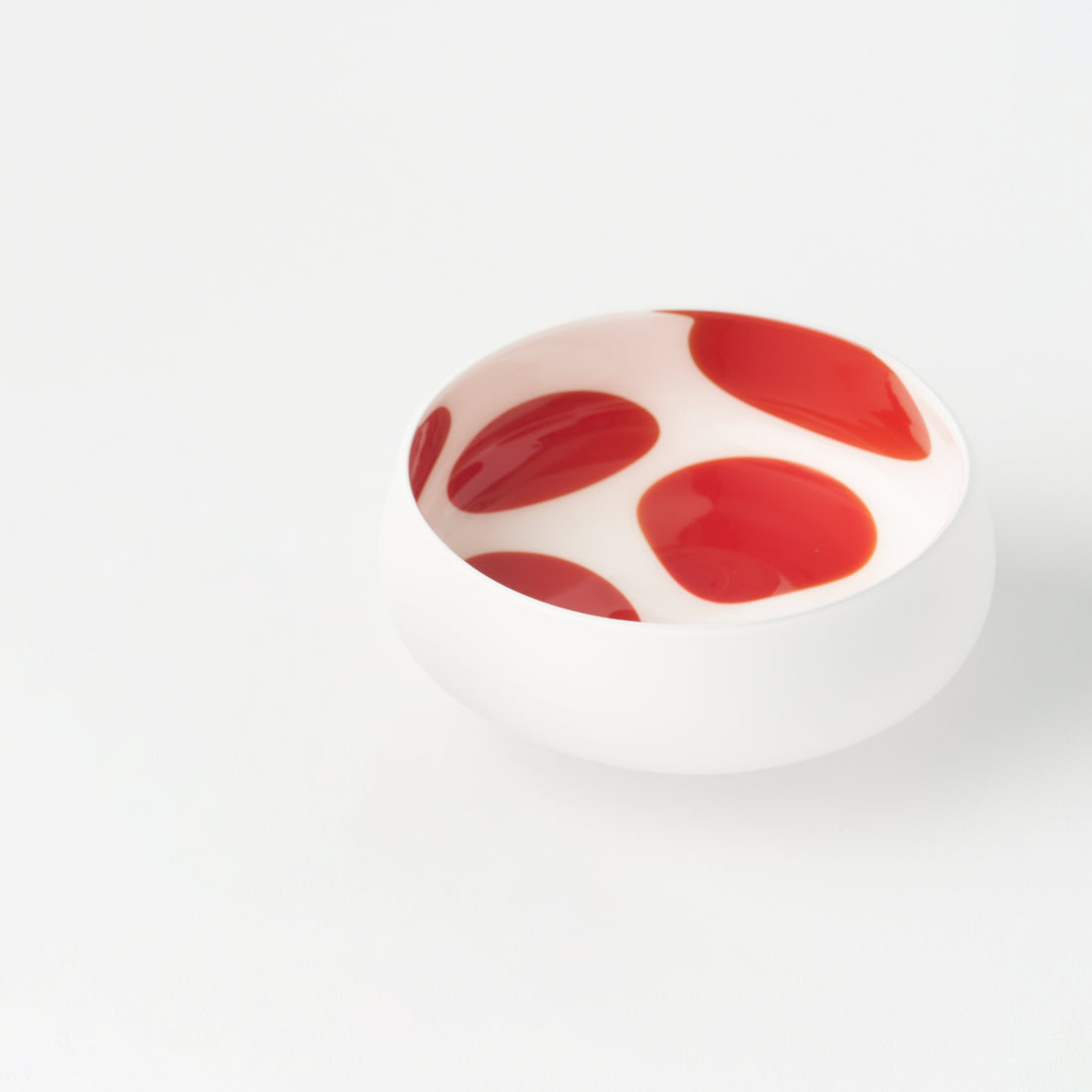 Shallow Sake Cup (White &amp; Red) / Ryo Sekino