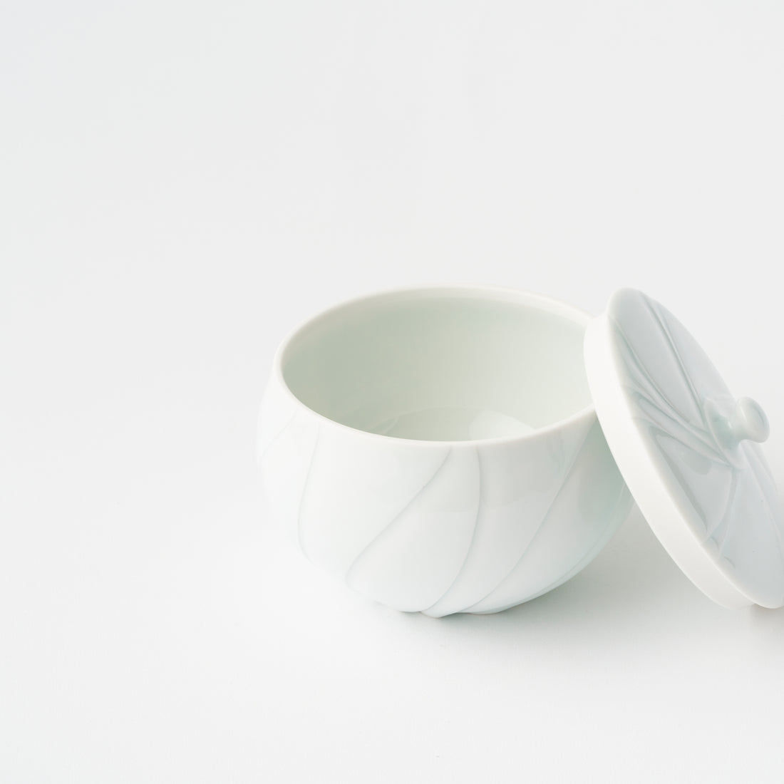 Swayed Carving Container / Hiroshi Taruta