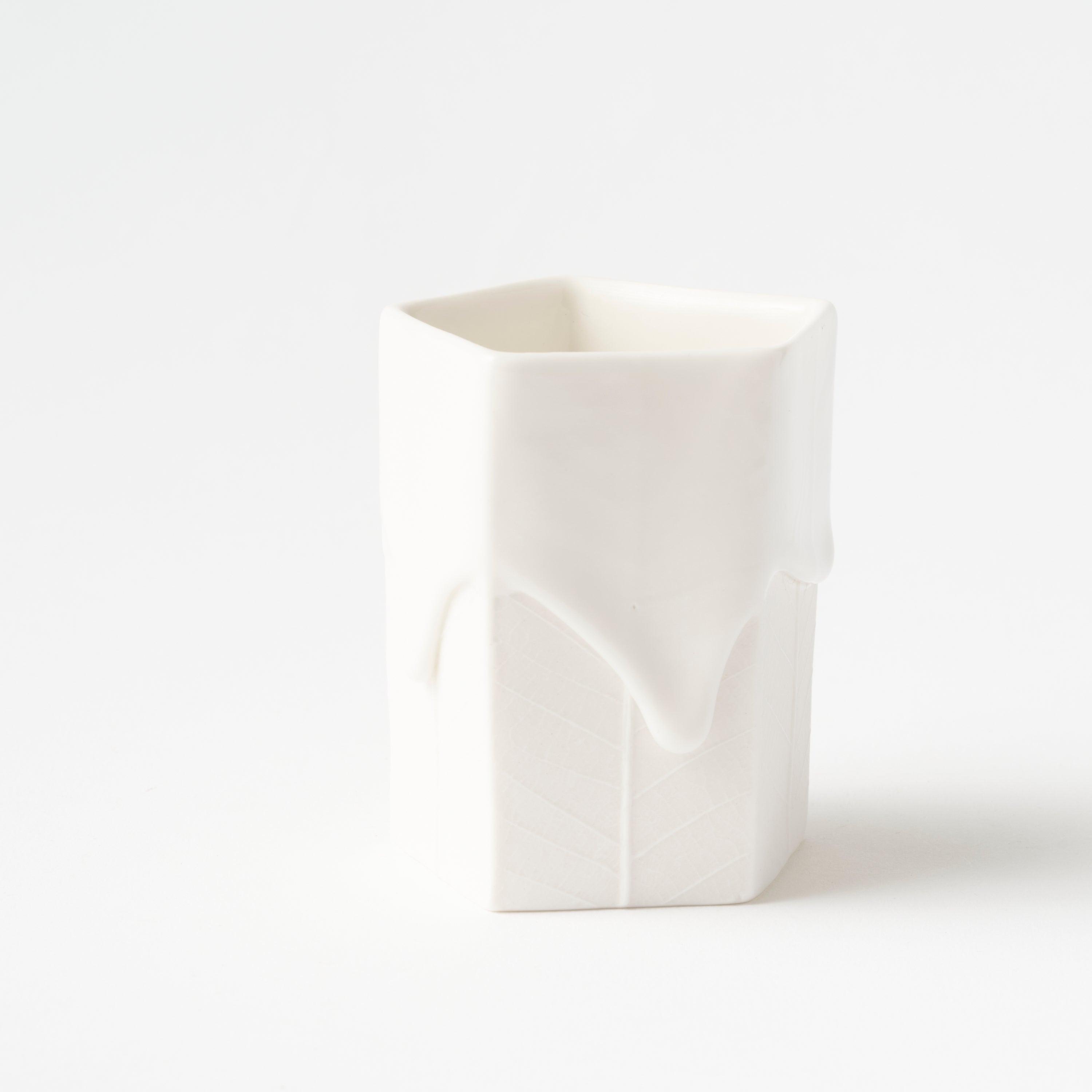 Dip White Sake Cup (Leaf) / Ryosuke Ando