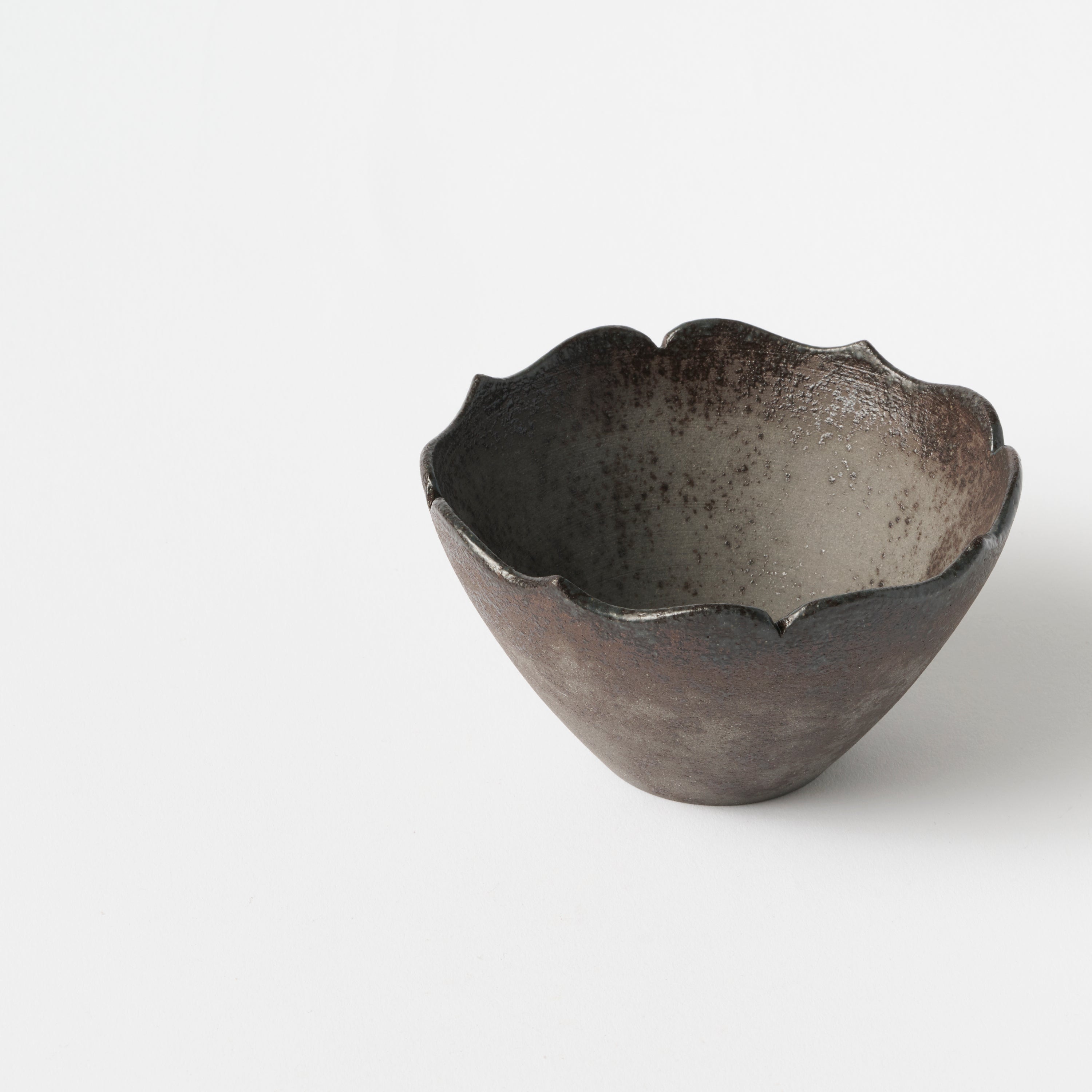 Chi no Utsuwa Flower-shaped Small Bowl (Gray) / Eiichi Shibuya