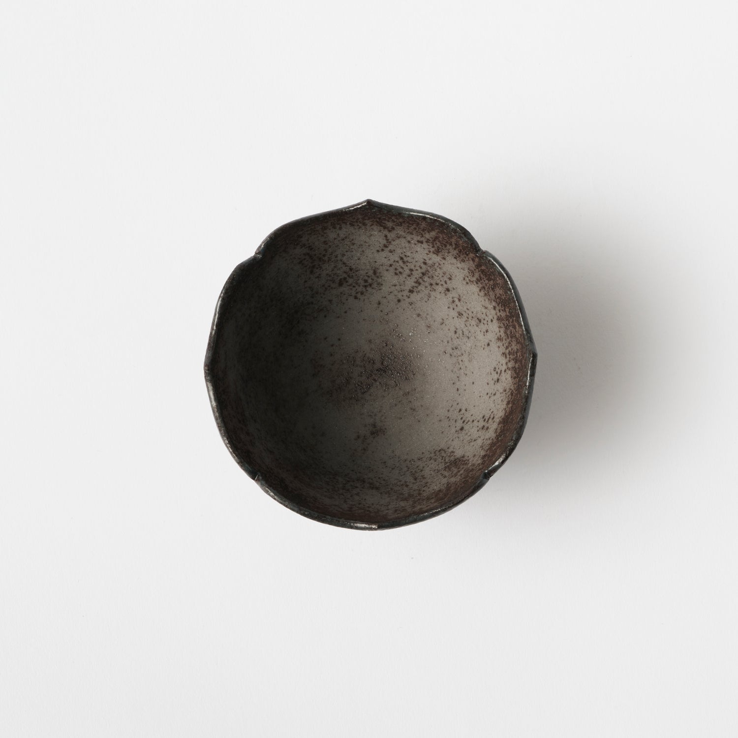 Chi no Utsuwa Flower-shaped Small Bowl (Gray) / Eiichi Shibuya