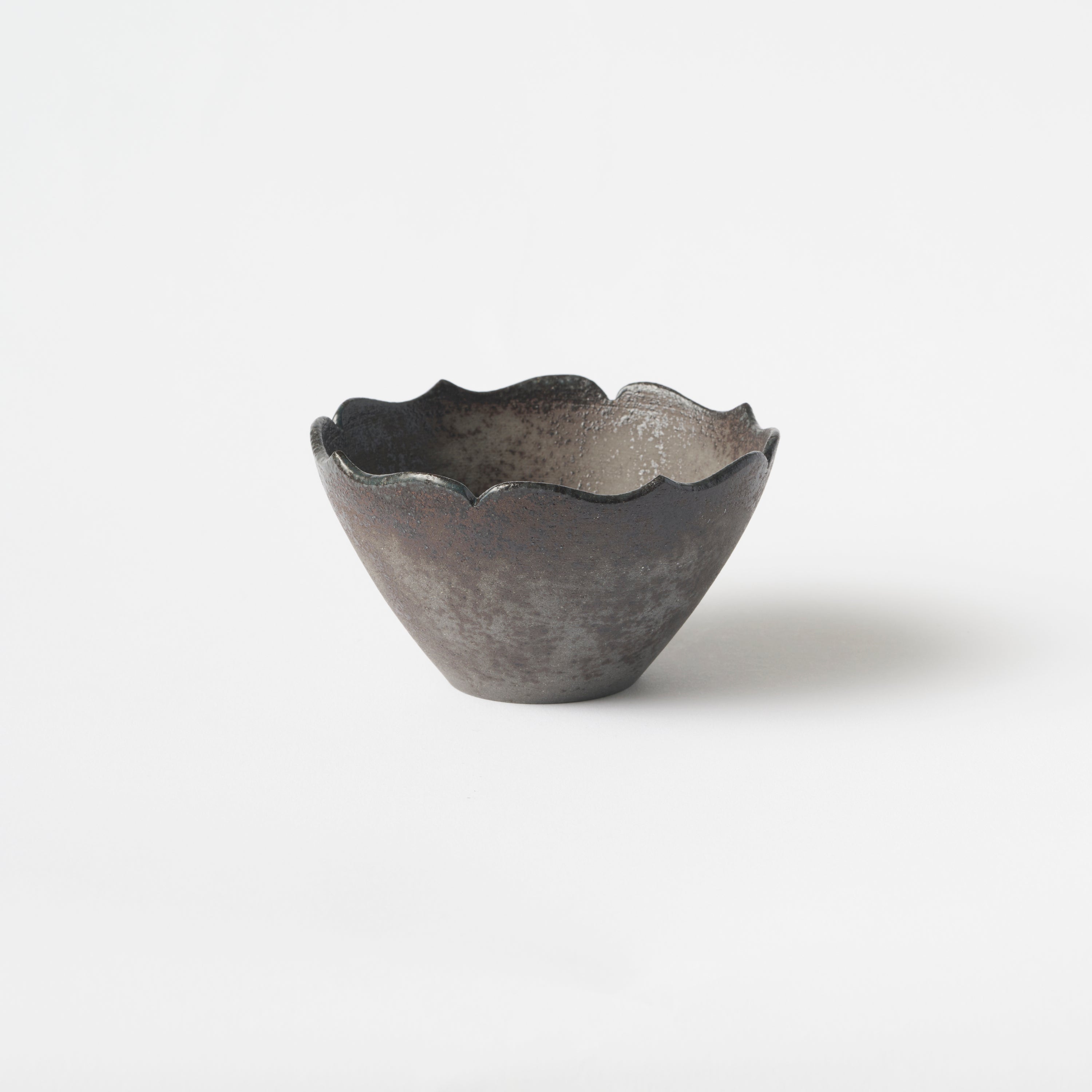 Chi no Utsuwa Flower-shaped Small Bowl (Gray) / Eiichi Shibuya