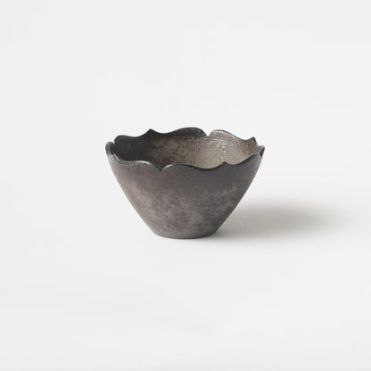 Chi no Utsuwa Flower-shaped Small Bowl (Gray) / Eiichi Shibuya