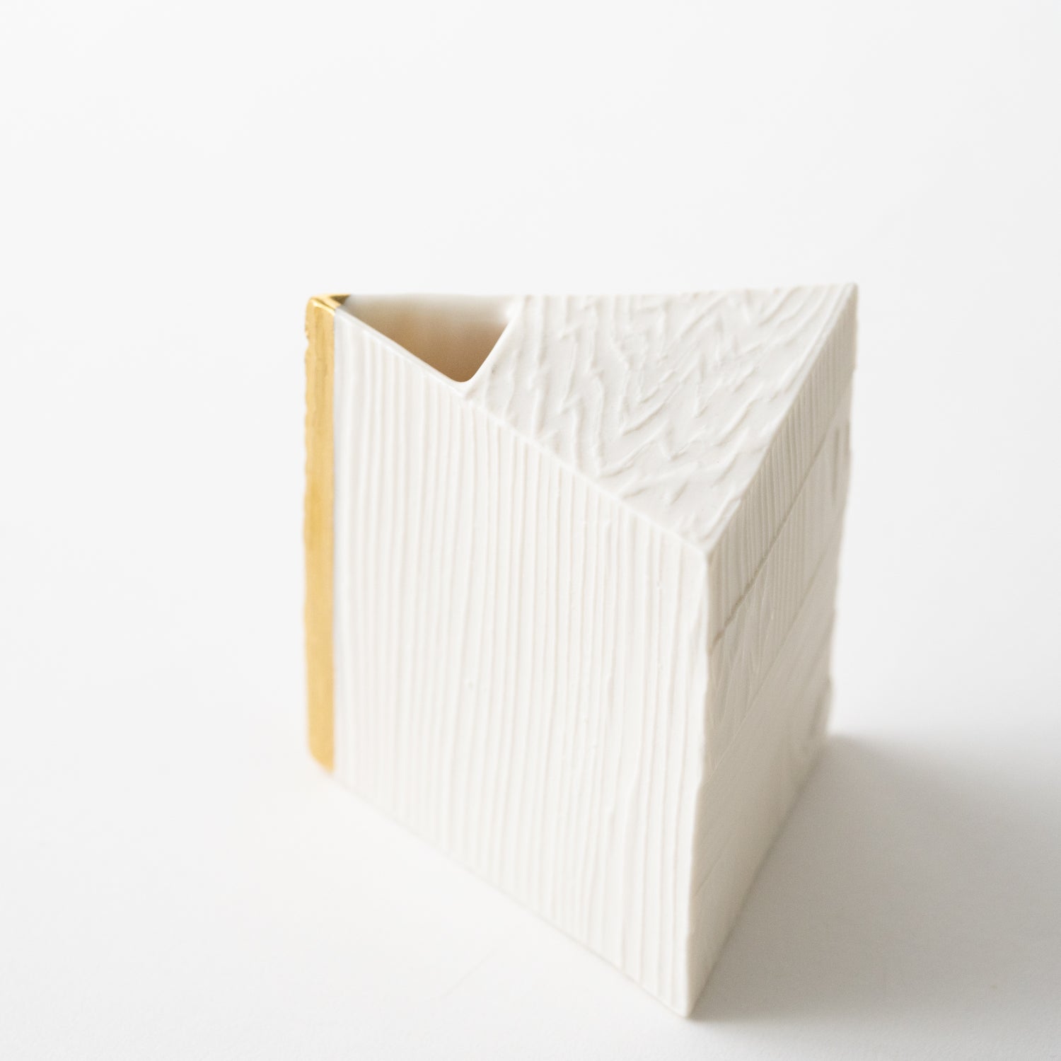 Triangular Wood Grain Vase (Gold) / Ryosuke Ando