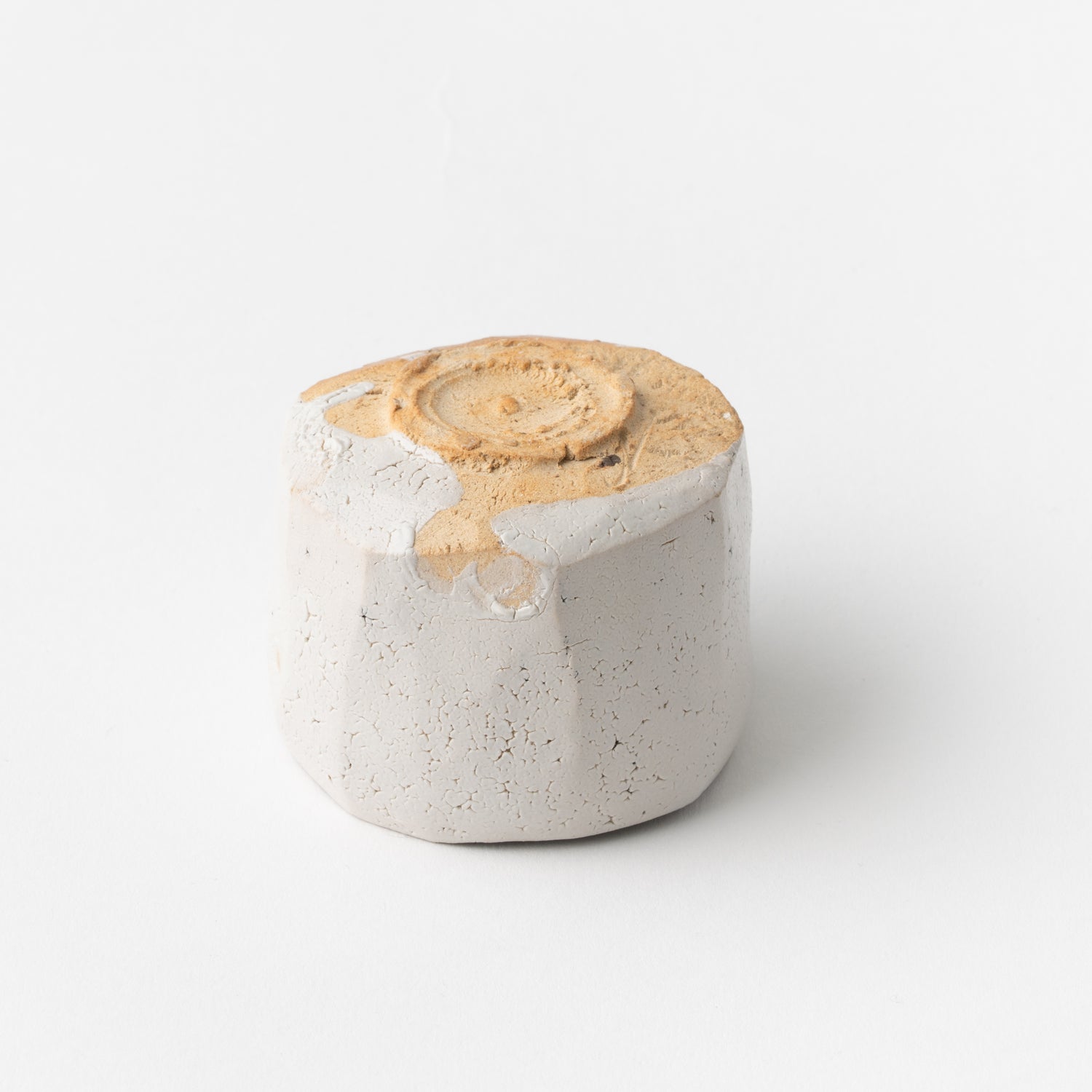 No.7 White Karatsu Faceted Sake Cup / Raizan Yasunaga