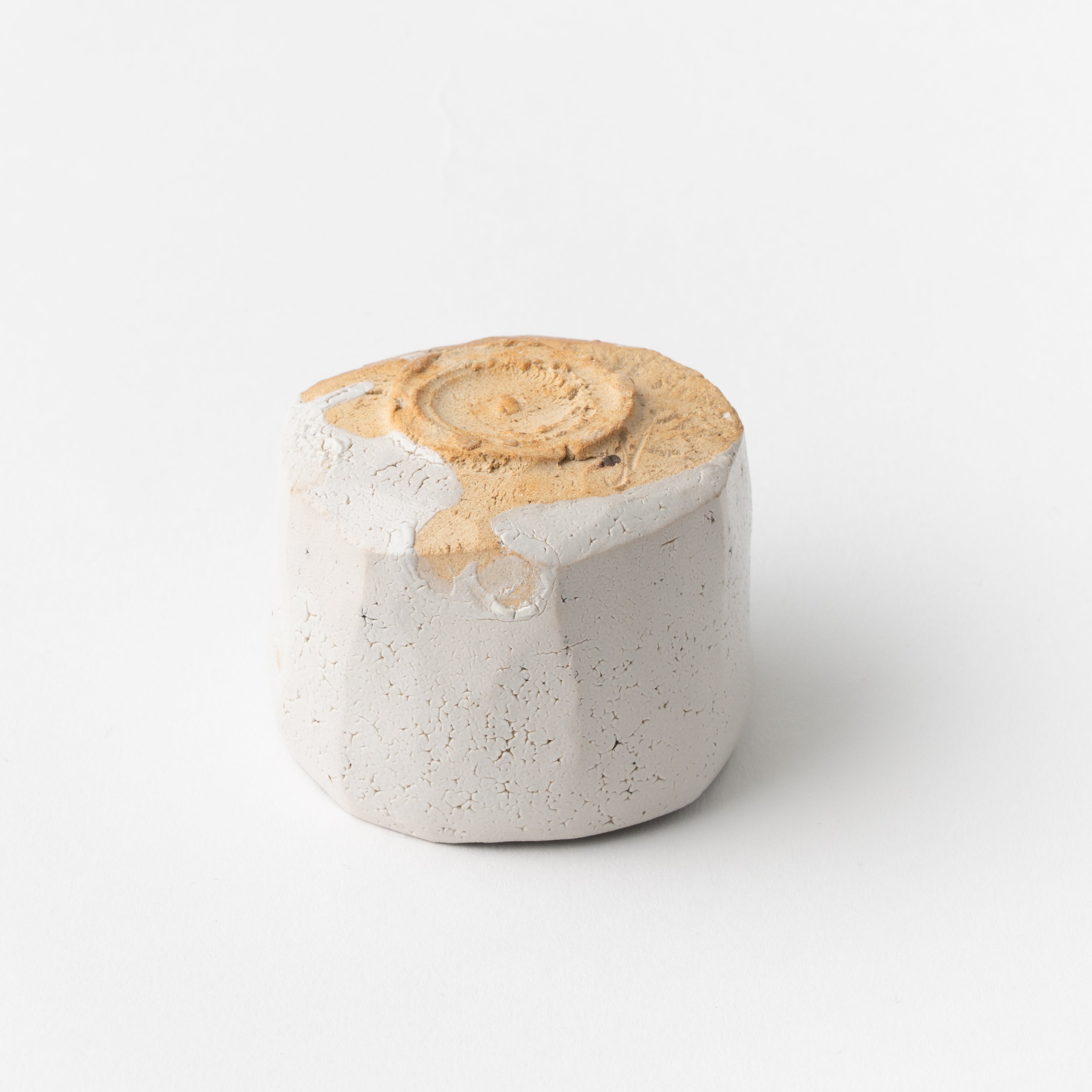 No.7 White Karatsu Faceted Sake Cup / Raizan Yasunaga