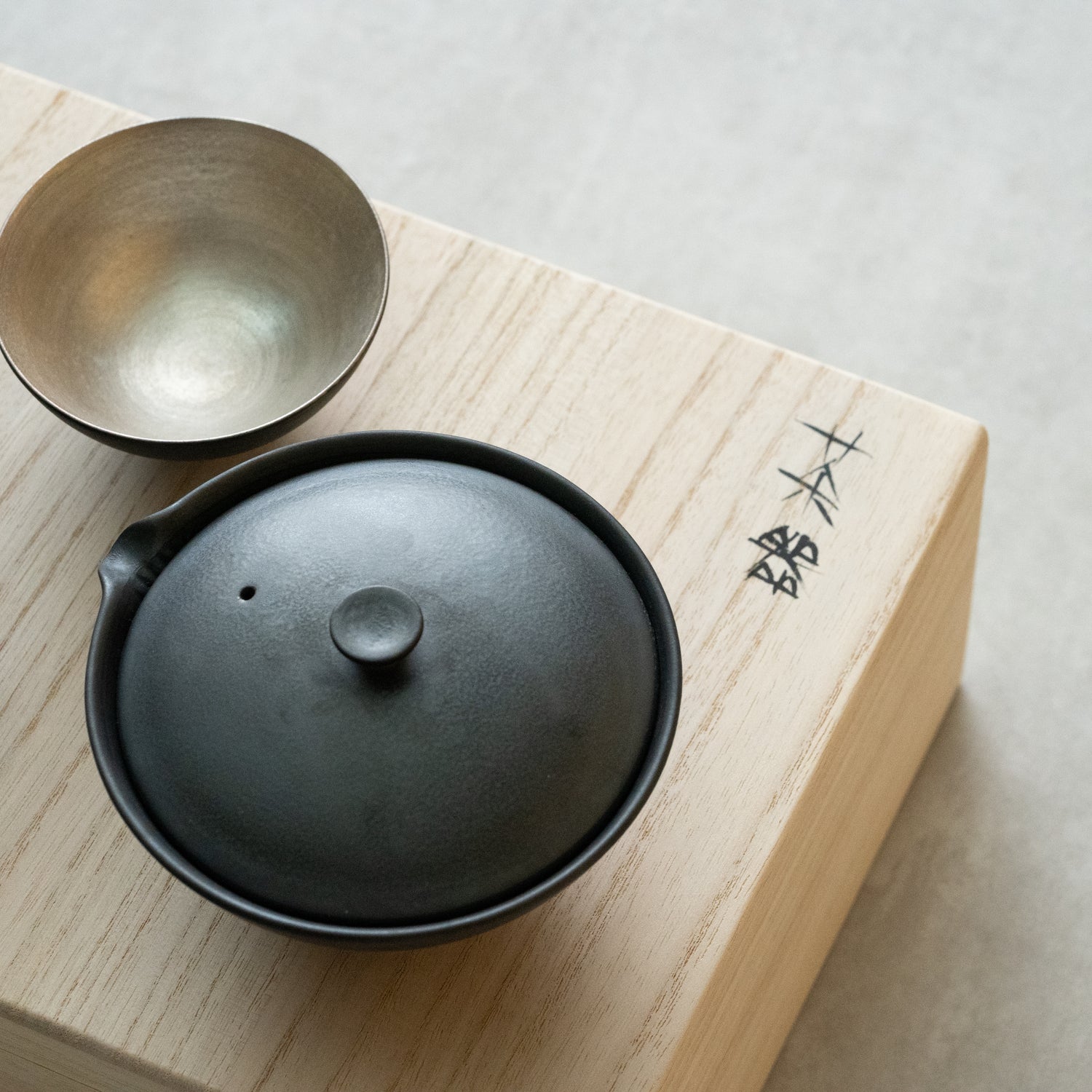 Black Houhin &amp; Tea Cups Set in Wooden Box