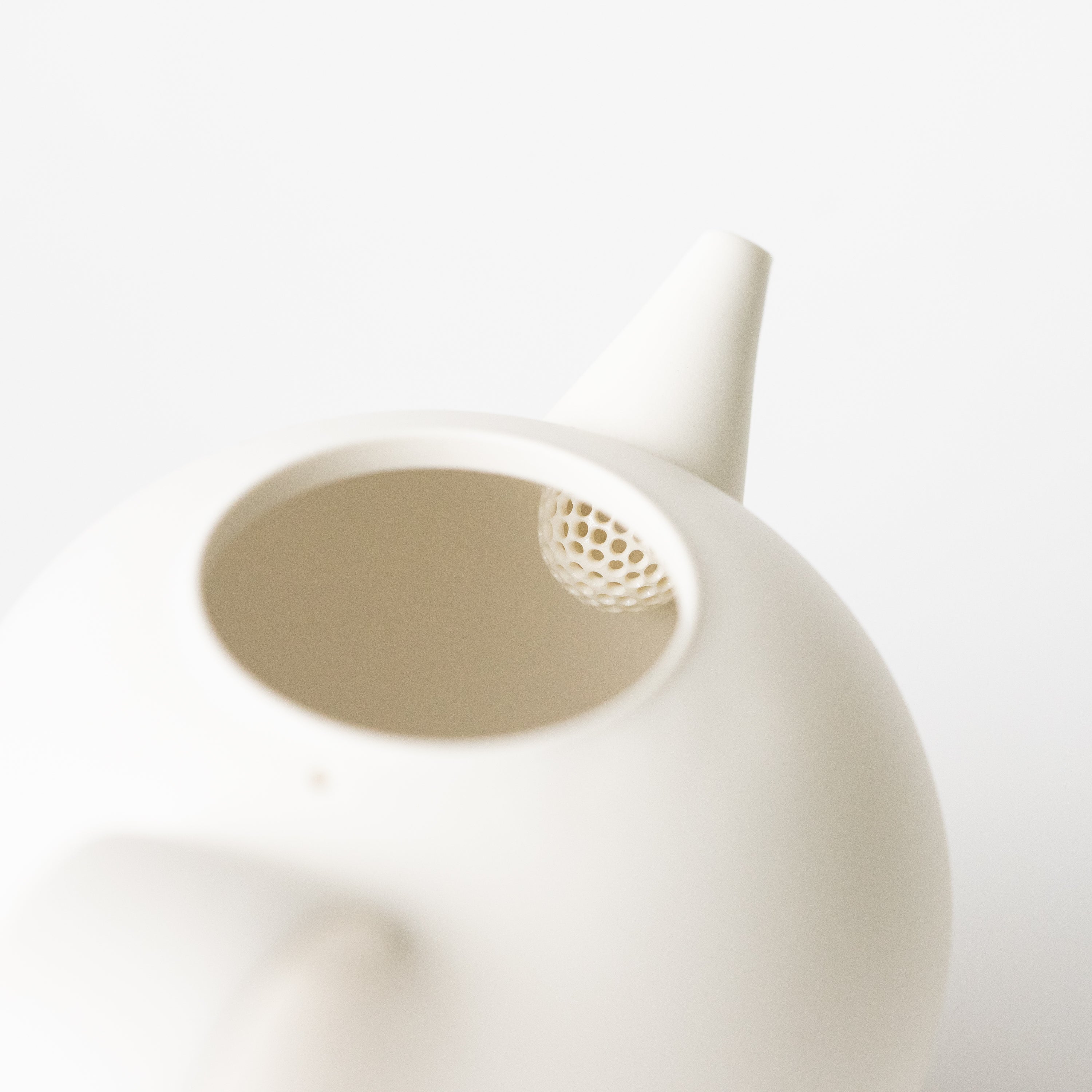 White Tea Pot with Handle / Masato Komai