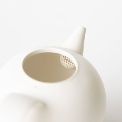White Tea Pot with Handle / Masato Komai