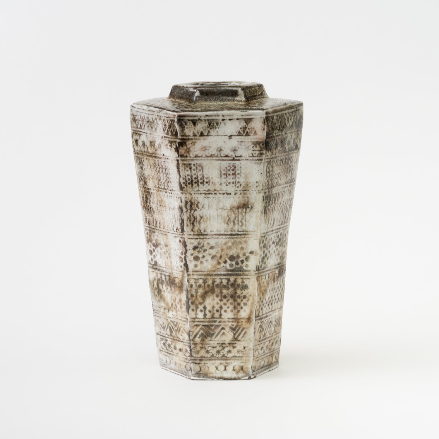 Mishima Hexahedral Vase / Hideki Yamamoto