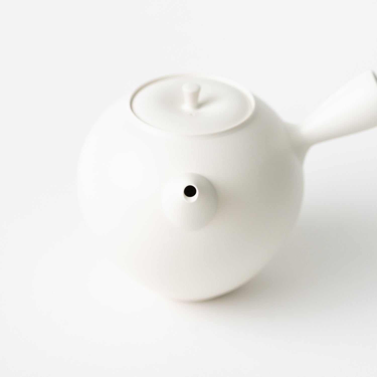 White Tea Pot with Side Handle / Masato Komai