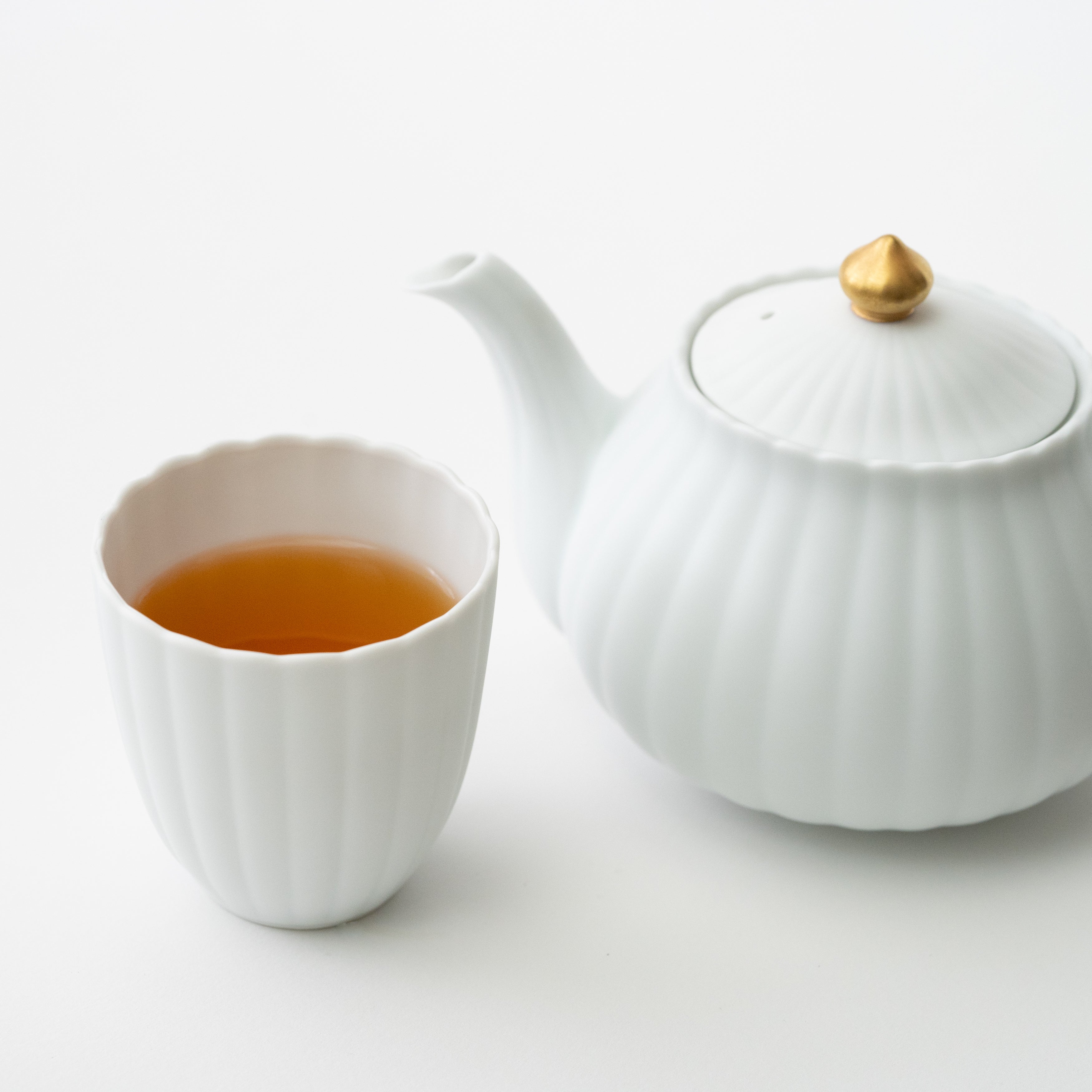 Moist White Tea Pot &amp; Cups Set