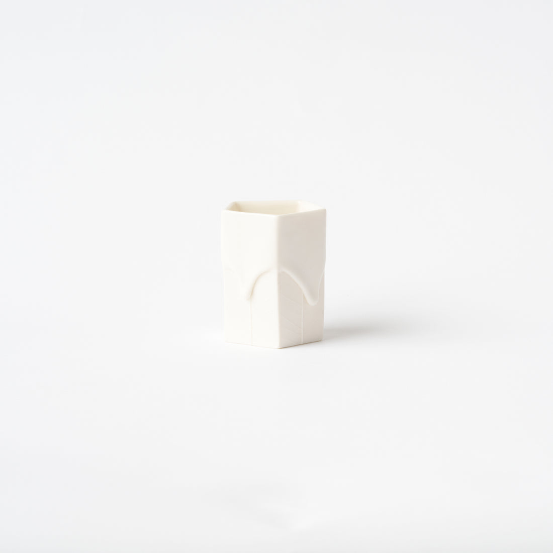 Dip White Sake Cup (Leaf) / Ryosuke Ando