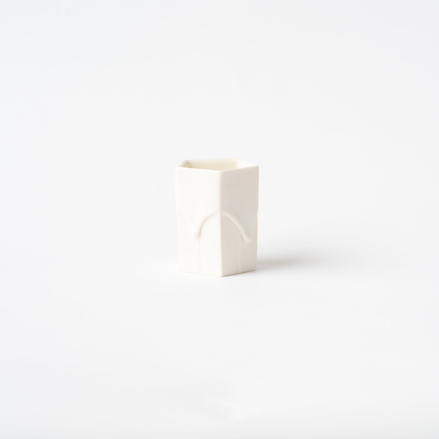 Dip White Sake Cup (Leaf) / Ryosuke Ando