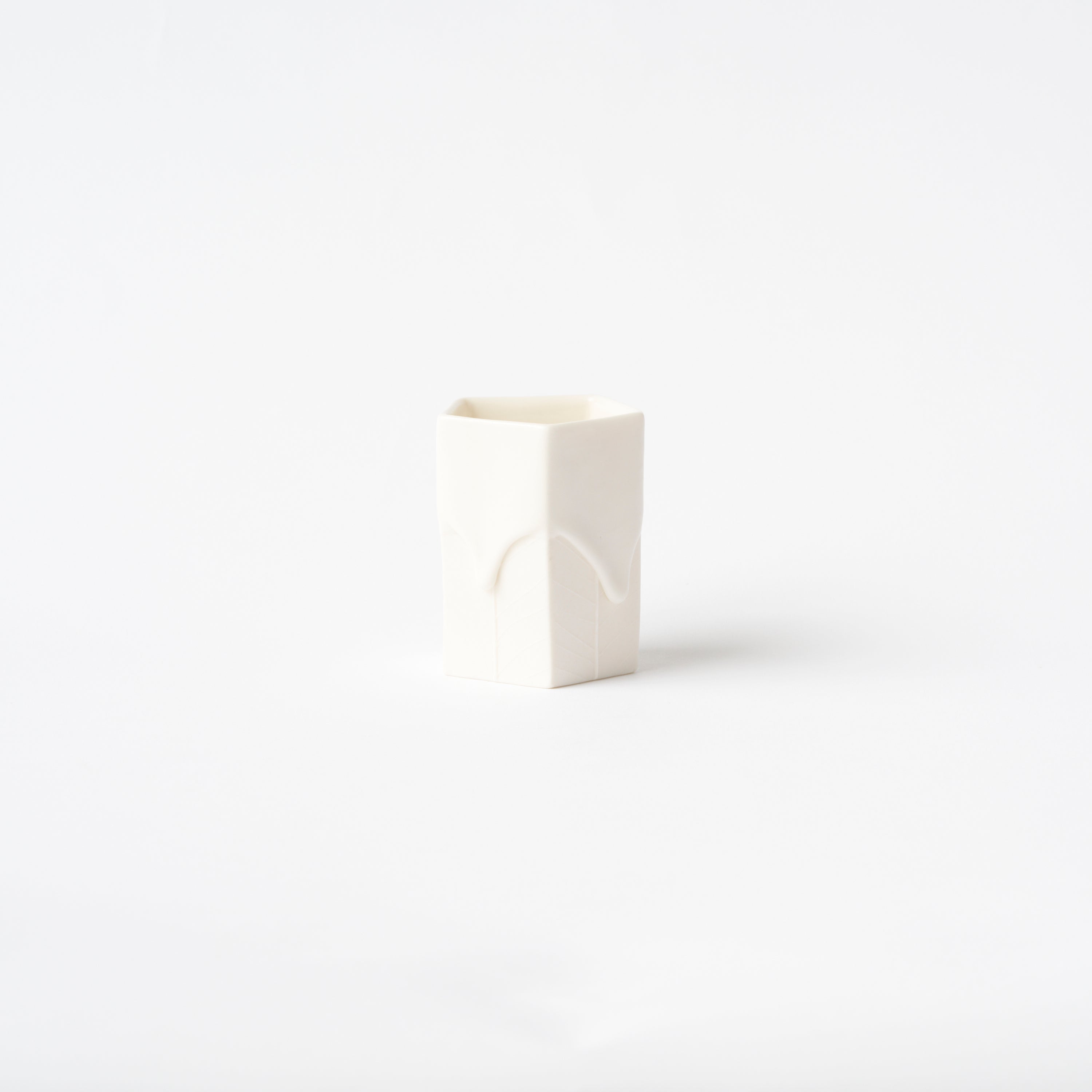 Dip White Sake Cup (Leaf) / Ryosuke Ando