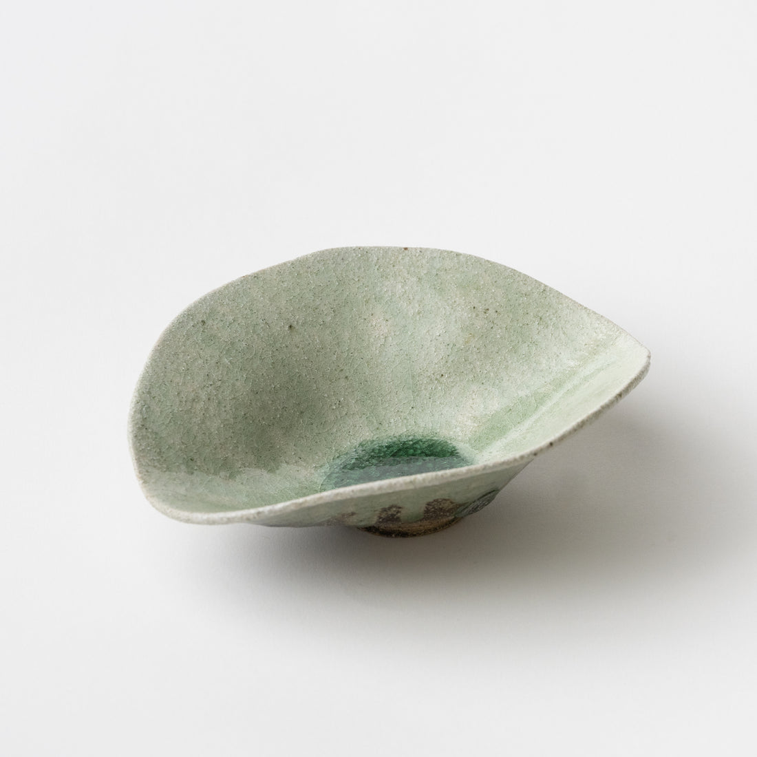 Ash Glaze Flower-Shaped Bowl (A) / Eijiro Tokunaga