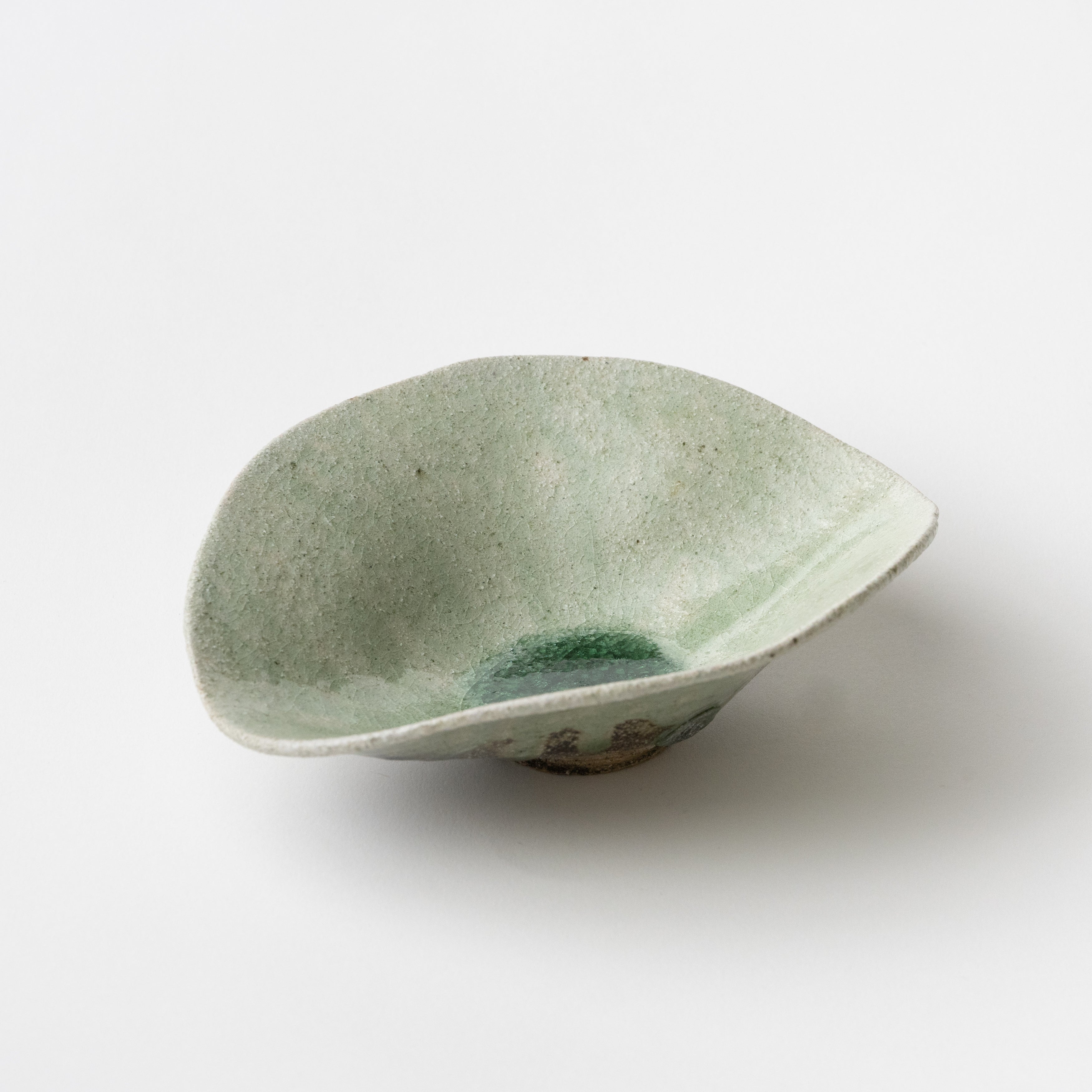 Ash Glaze Flower-Shaped Bowl (A) / Eijiro Tokunaga