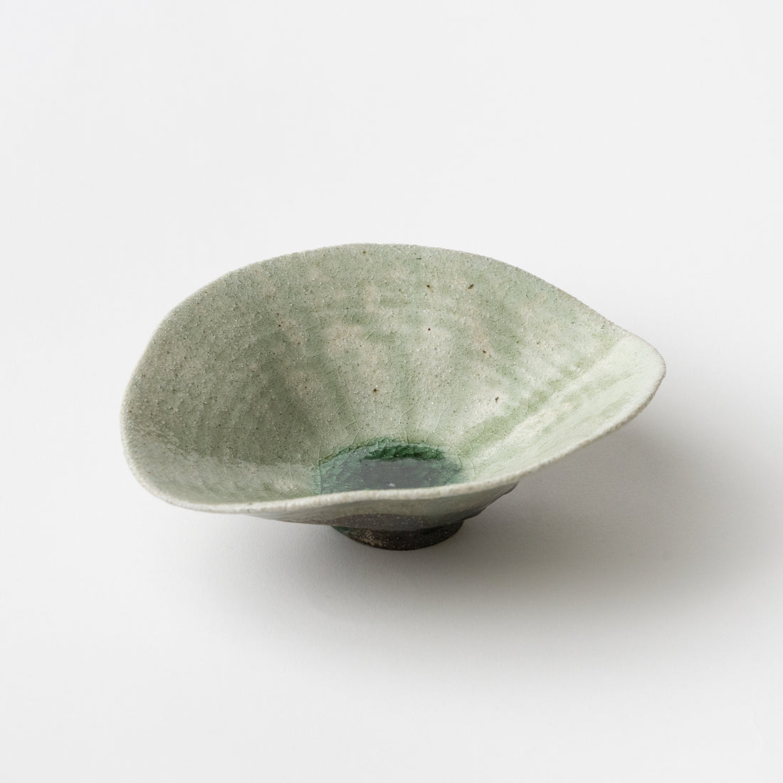 Ash Glaze Flower-Shaped Bowl (B) / Eijiro Tokunaga