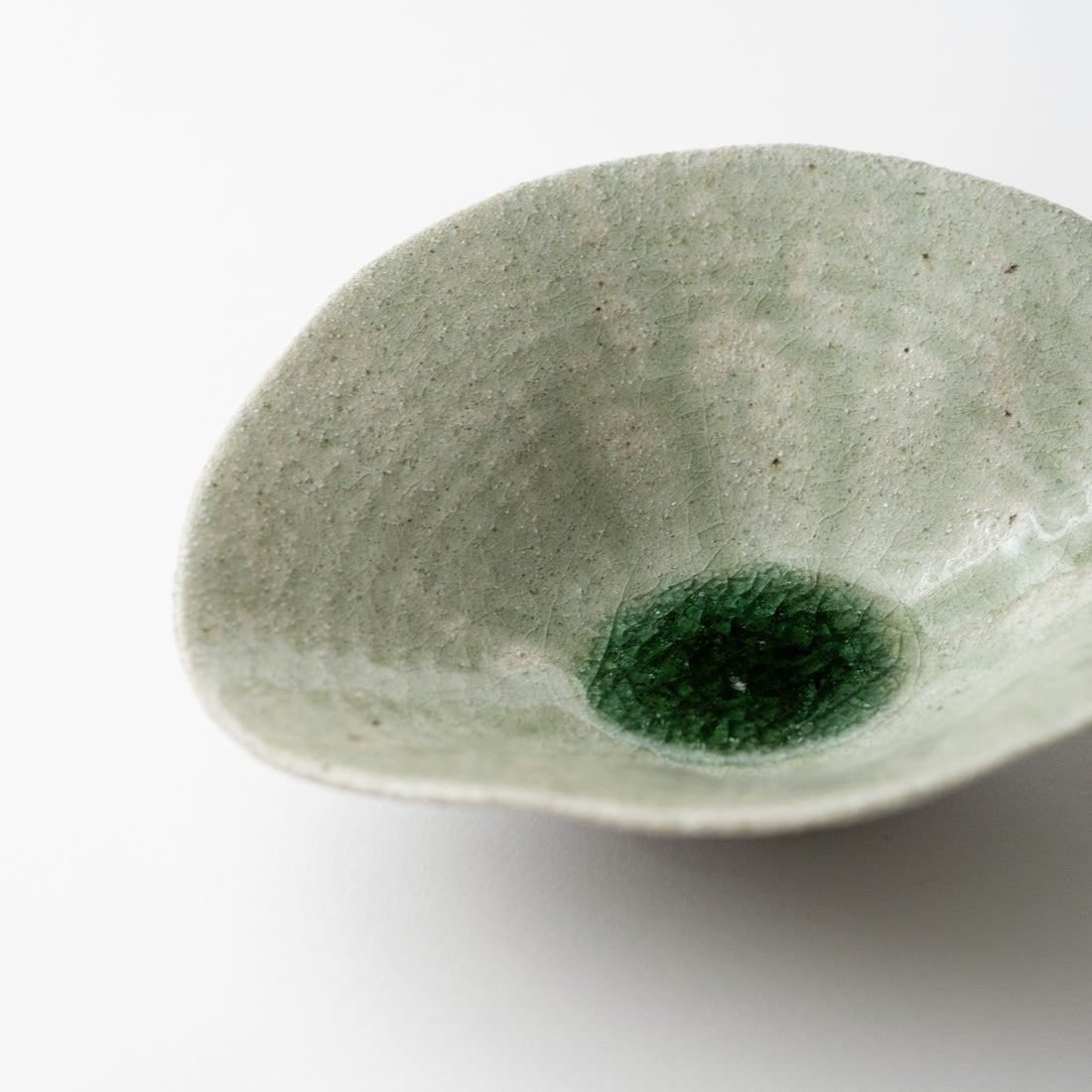 Ash Glaze Flower-Shaped Bowl (B) / Eijiro Tokunaga