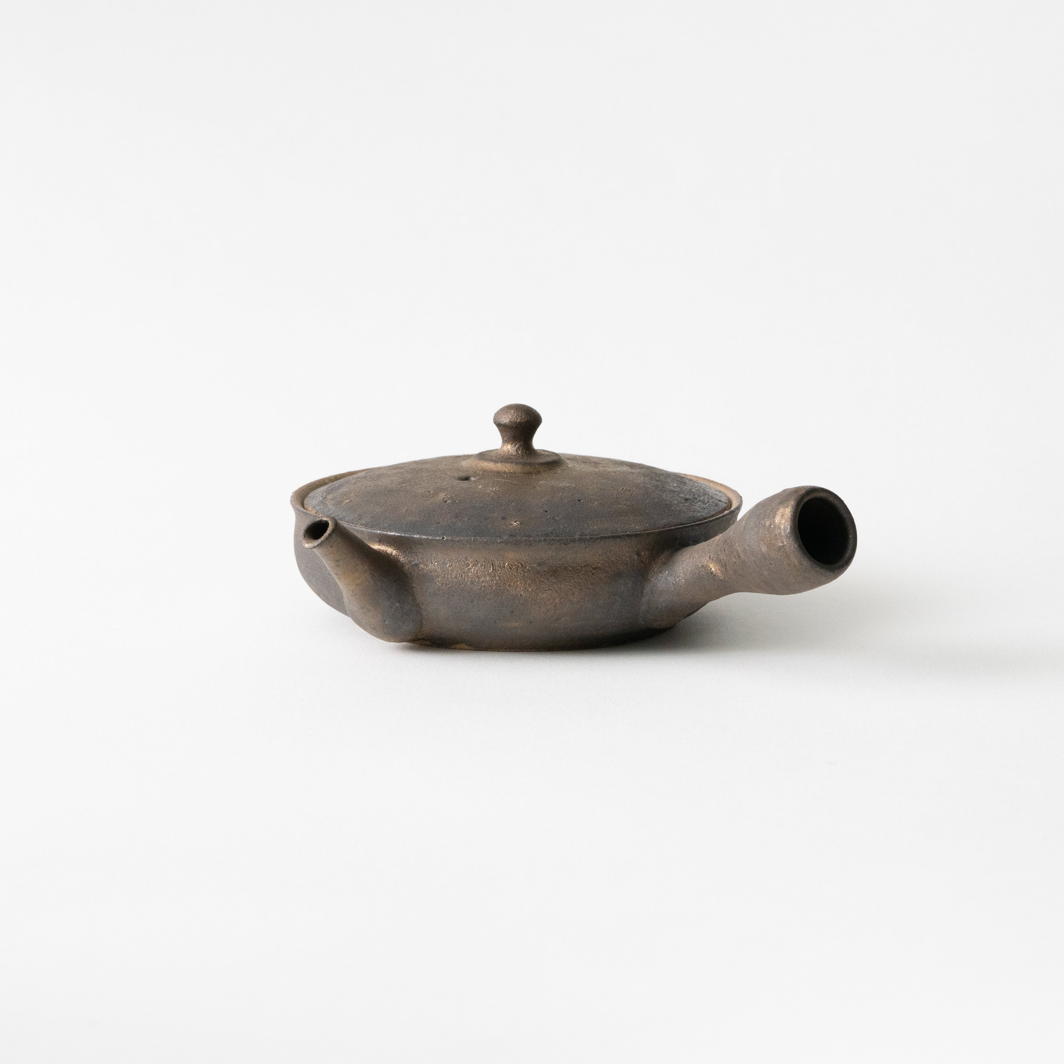 Flat Teapot (Black with Gold) / Junzo Maekawa