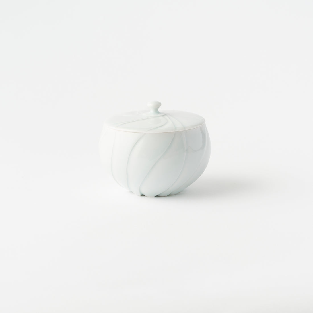 Swayed Carving Container / Hiroshi Taruta