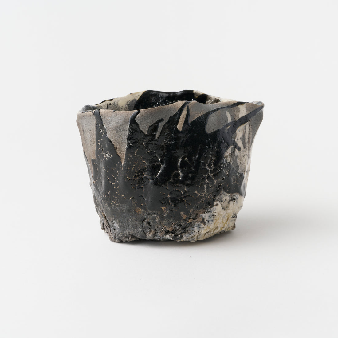 No.16 Black Oribe Tea Bowl in Wooden Box 1 / Makoto Yamaguchi