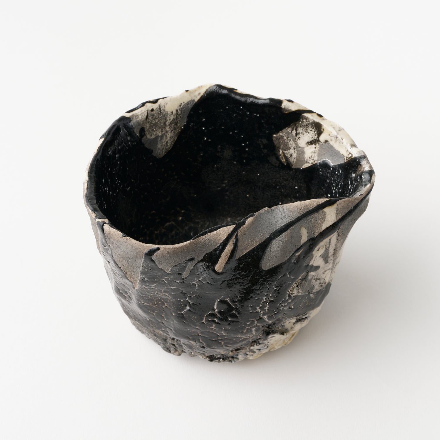 No.16 Black Oribe Tea Bowl in Wooden Box 1 / Makoto Yamaguchi