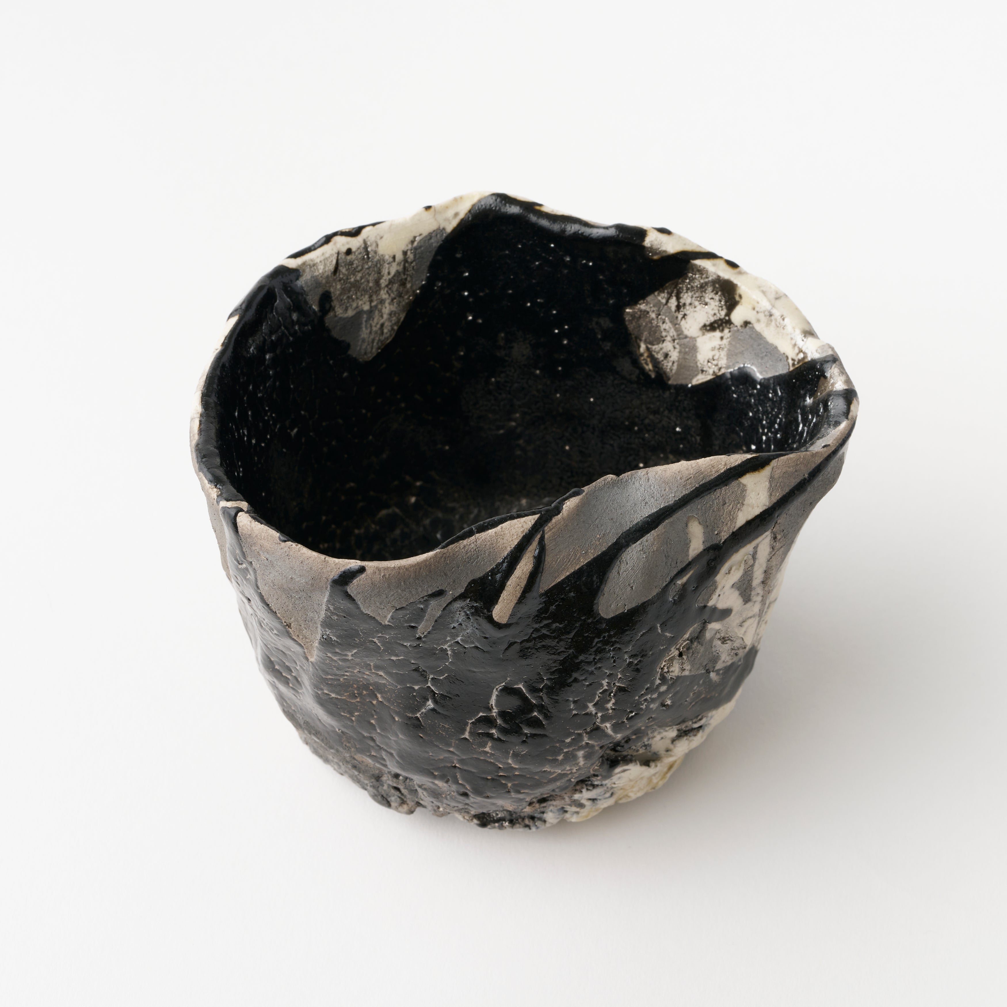 No.16 Black Oribe Tea Bowl in Wooden Box 1 / Makoto Yamaguchi