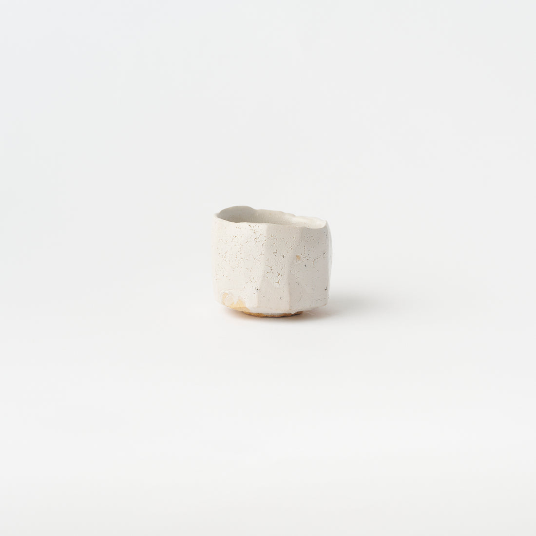 No.7 White Karatsu Faceted Sake Cup / Raizan Yasunaga