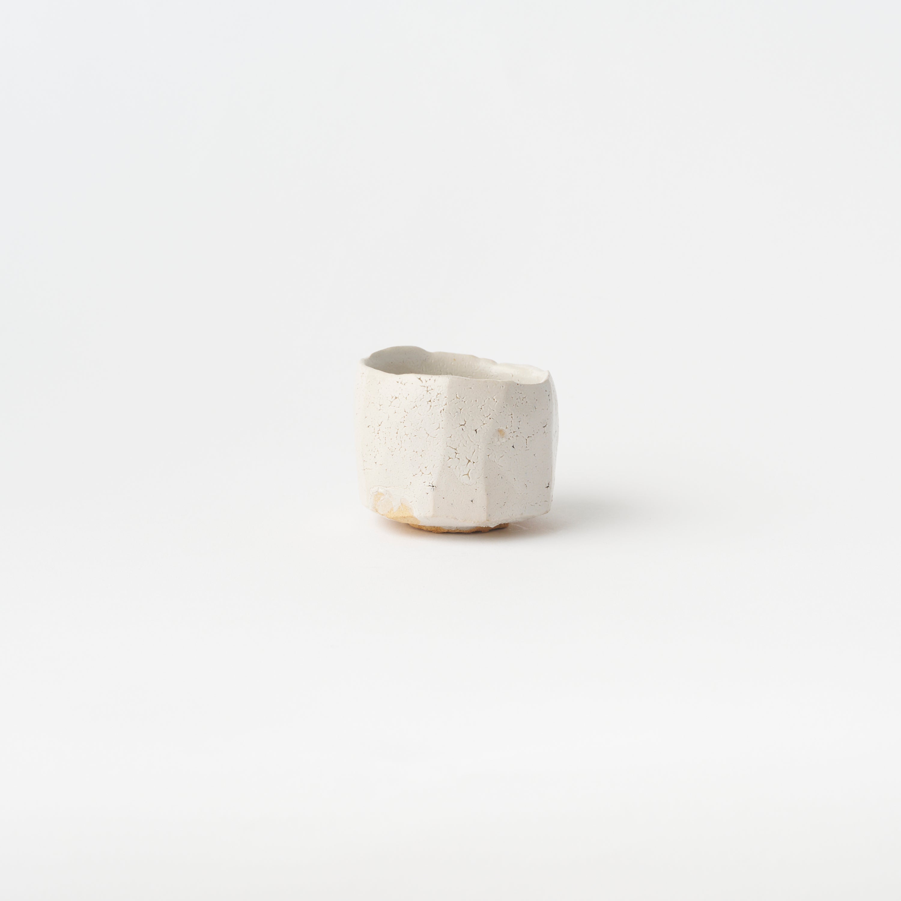 No.7 White Karatsu Faceted Sake Cup / Raizan Yasunaga