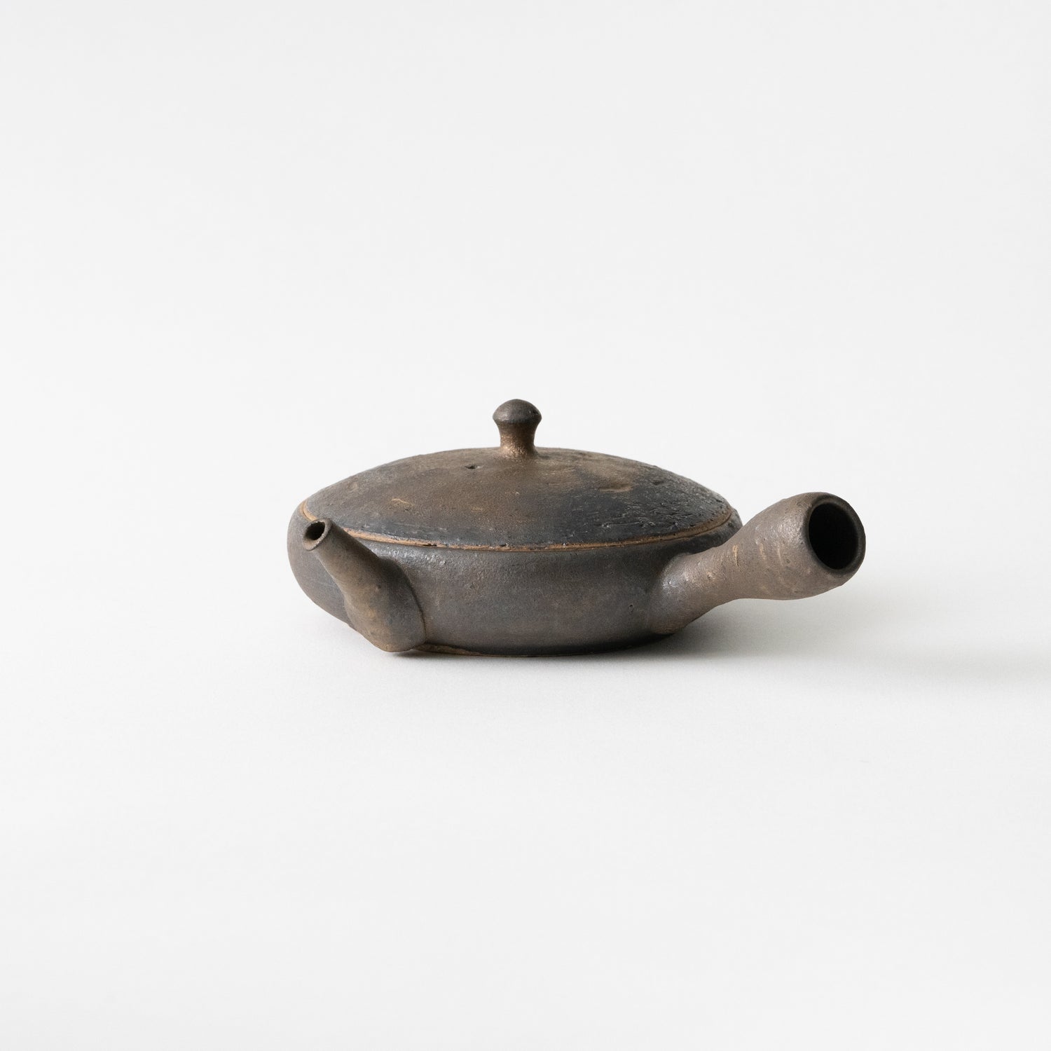 Round Flat Teapot (Black with Gold) / Junzo Maekawa