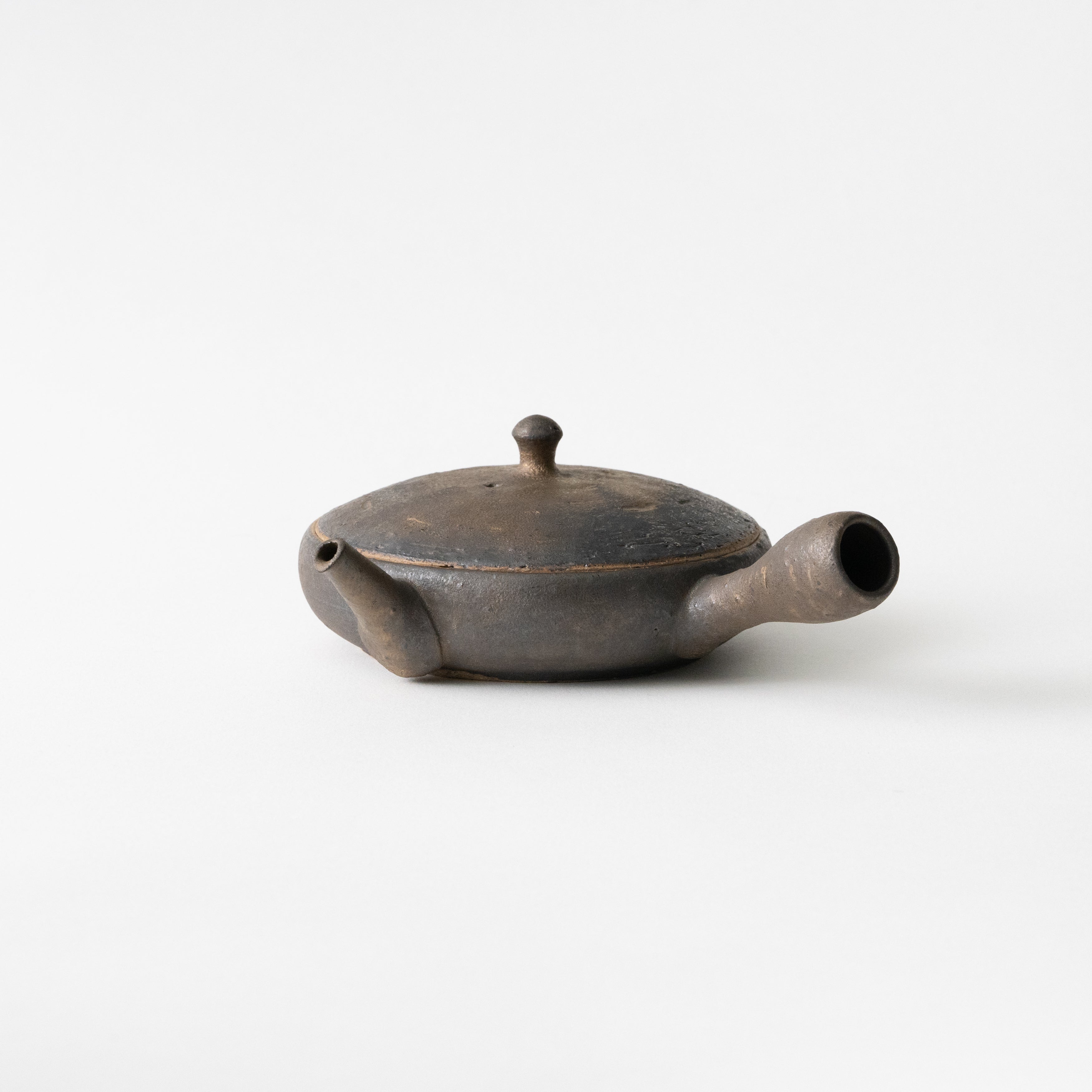 Round Flat Teapot (Black with Gold) / Junzo Maekawa