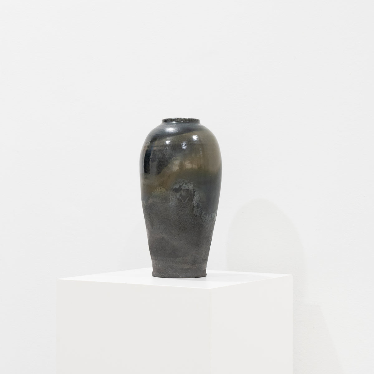 Kuro Arita Flower Vase / Eijiro Tokunaga